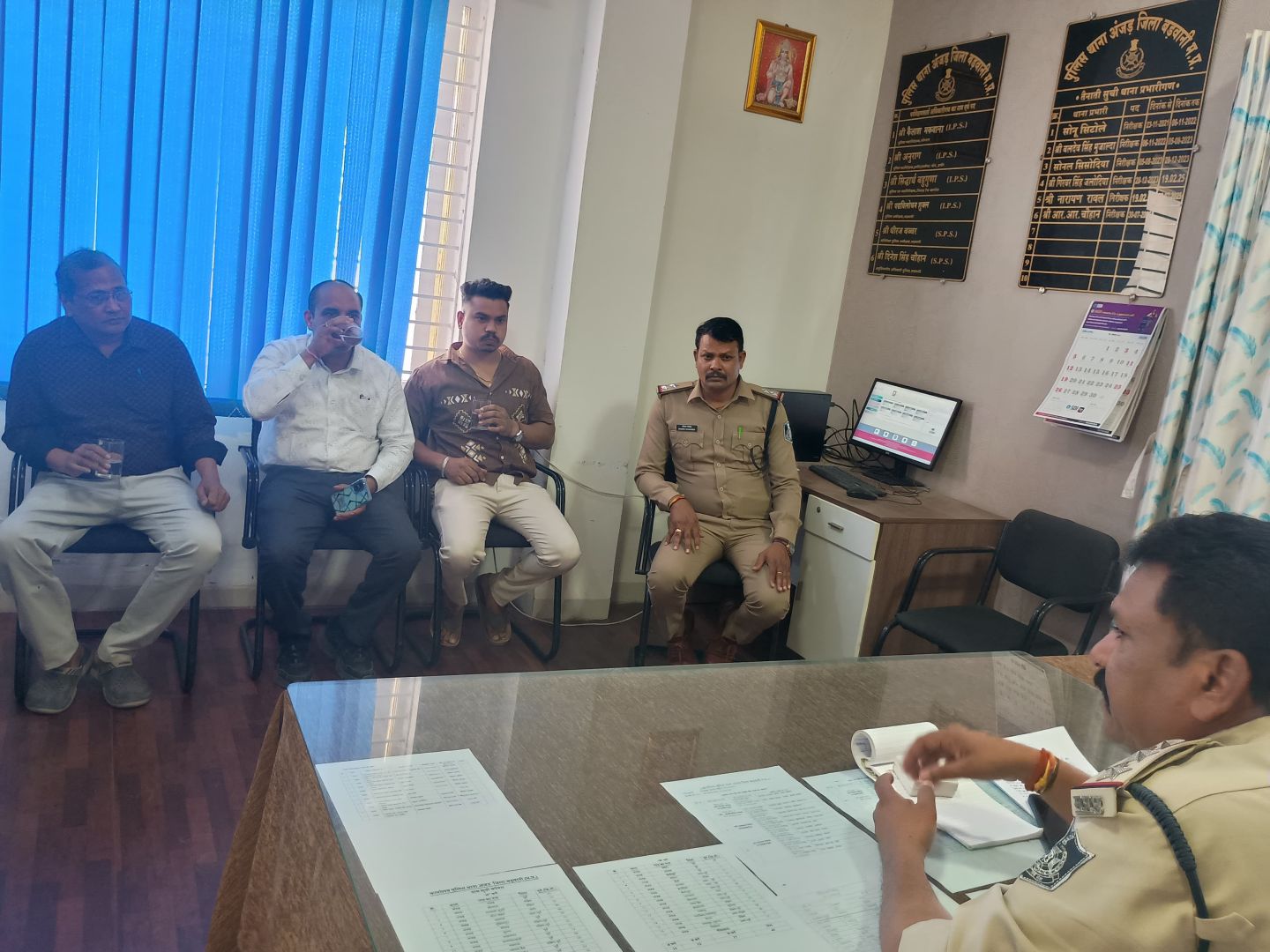 थाना अंजड़ पर मोटरसाइकिल विक्रेताओं की बैठक आयोजित की गई विक्रेताओं को हेलमेट अनिवार्य रूप से देने के निर्देश दिए गए 