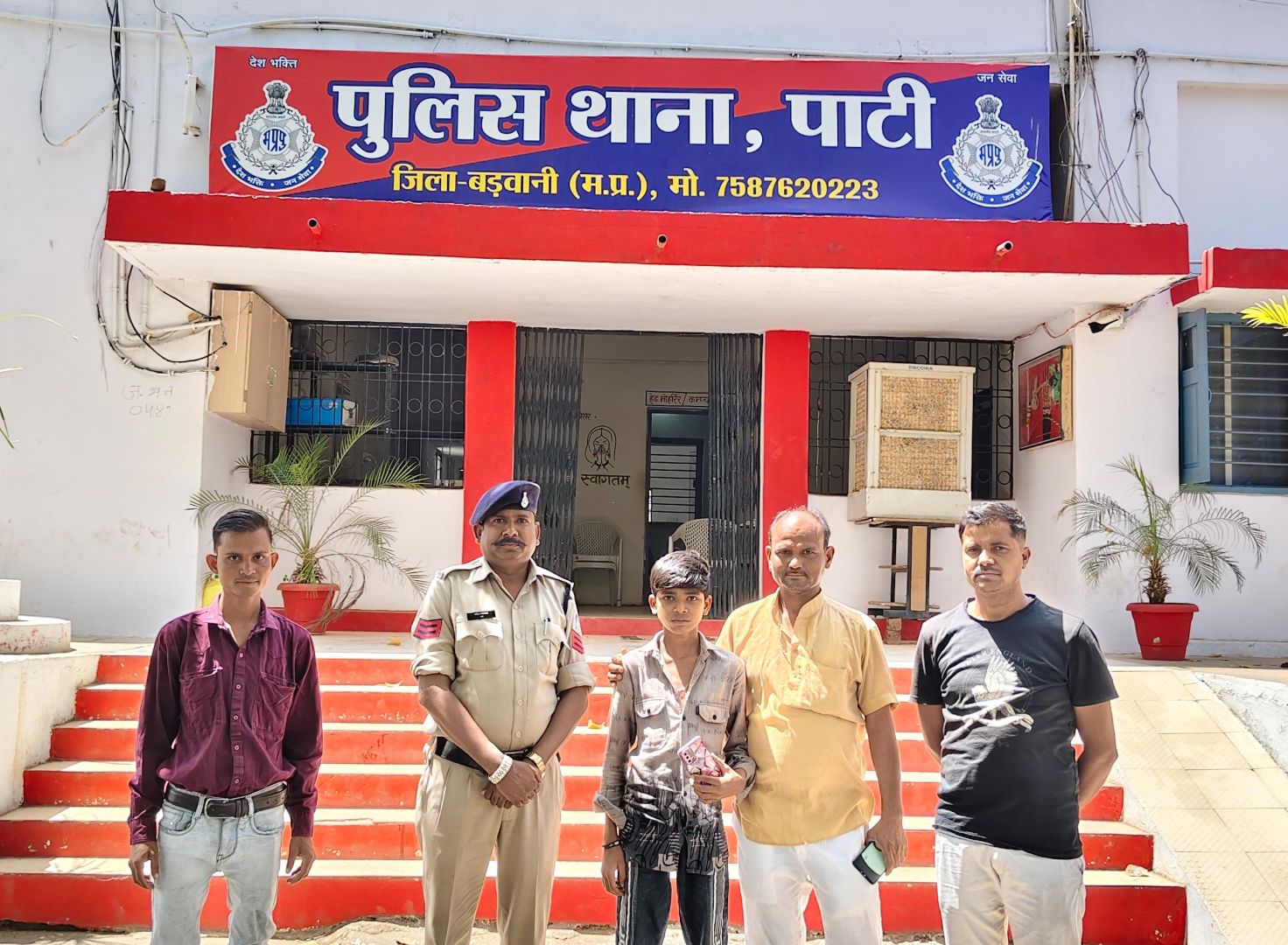  पाटी ईमानदारी की मिसाल: बालक इंगलेश पिता जेना सस्तीया ने लौटाया गुमशुदा मोबाइल, पाटी पुलिस ने किया सम्मानित 