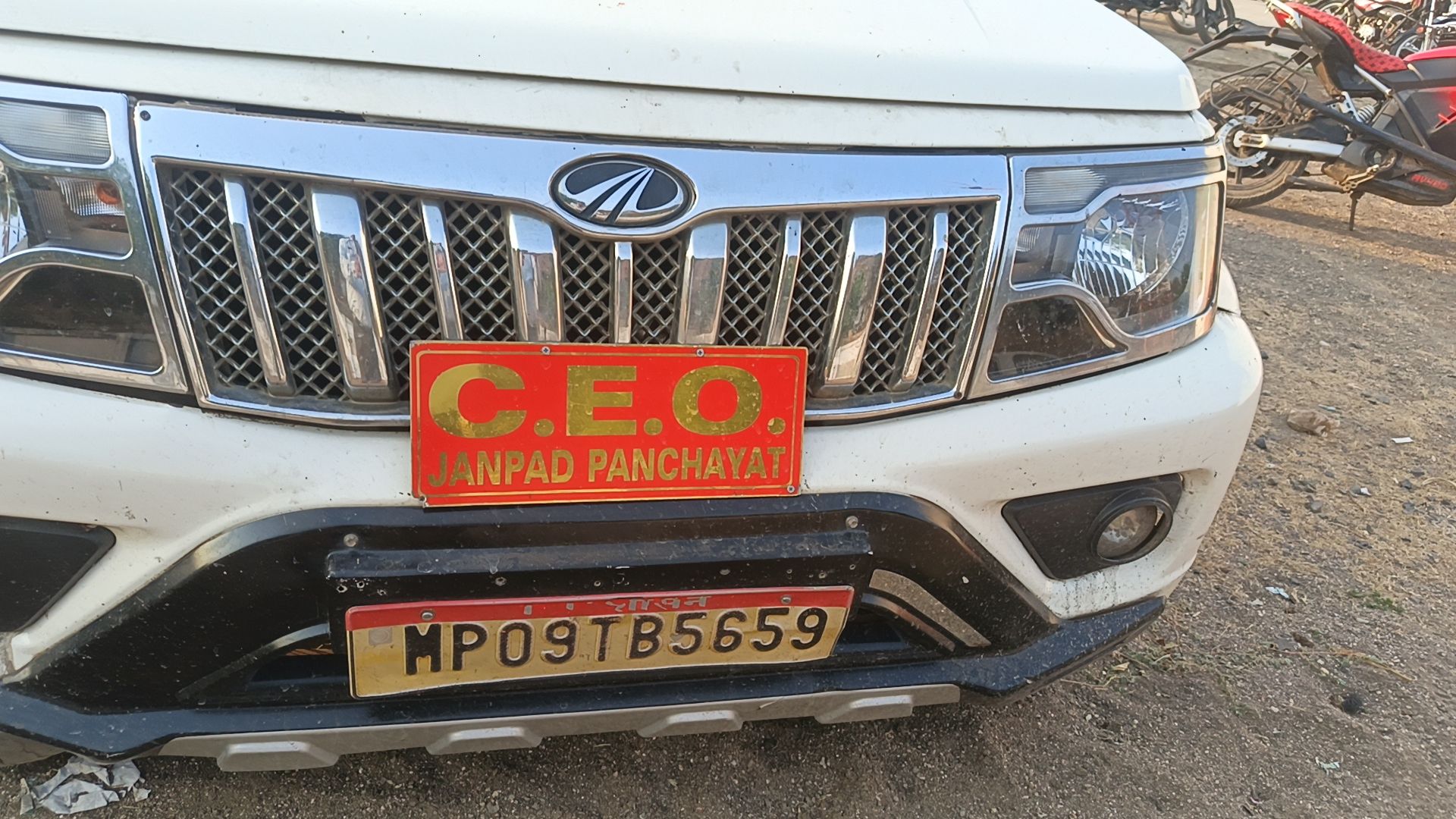 अंजड़ राजपुर जनपद सीईओ की गाड़ी ने दो पहिया वाहन को मारी टक्कर दंपत्ति घायल मामला पहुंचा थाने पर