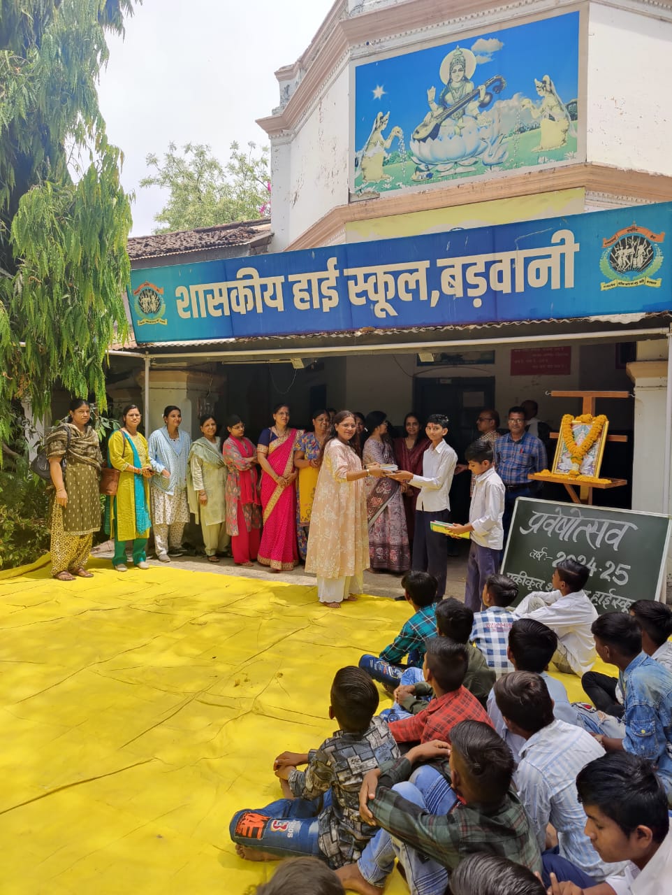 शिक्षण सत्र के प्रारम्भ पर बच्चों का  तिलक लगाकर किया स्वागत