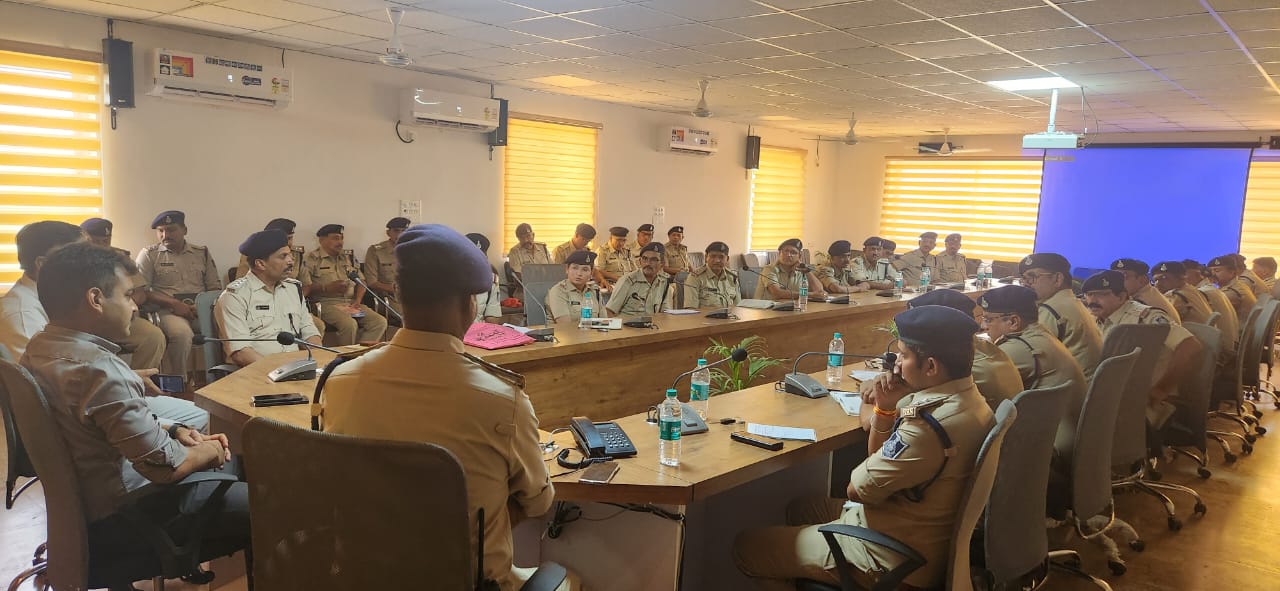 बड़वानी निर्वाचन को लेकर पुलिस विभाग को दी  ट्रेनिंग पुलिस अधीक्षक रहे मोजूद