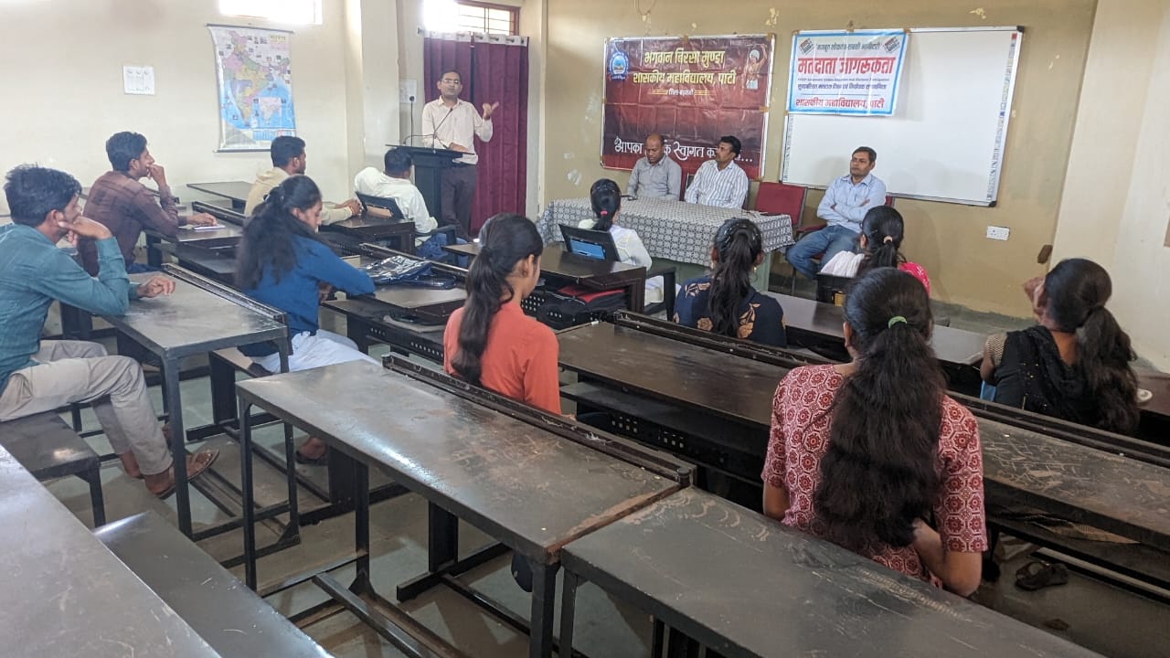 बड़वानी लोकसभा चुनाव को लेकर पीठासीन अधिकारियों को दी ट्रेनिंग