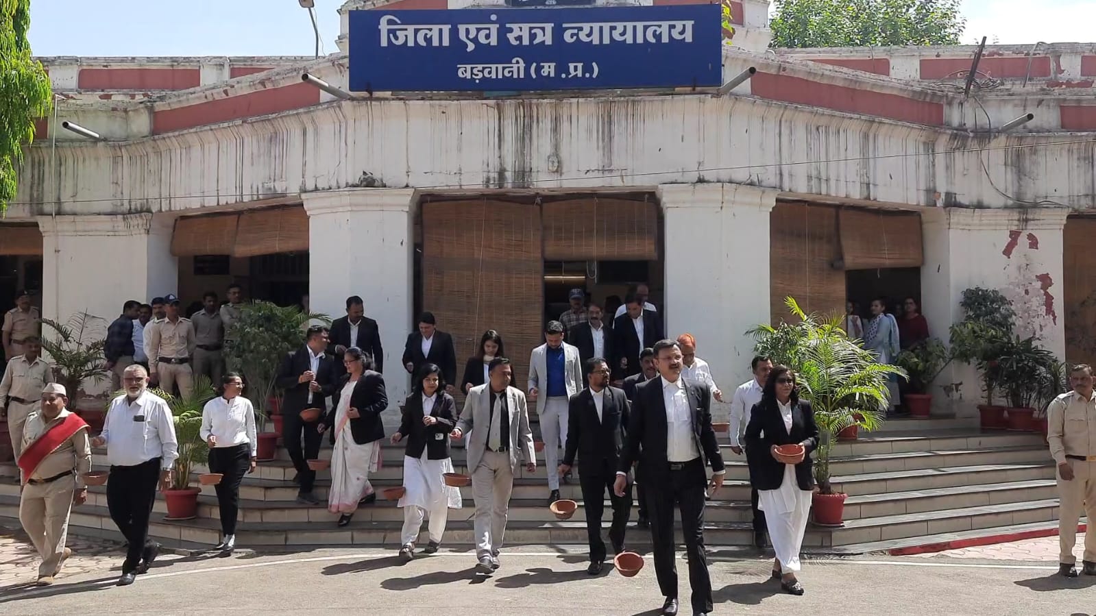 बड़वानी न्यायलय परिसर में पक्षियों के लिए लगाए गए पानी के सकोरे