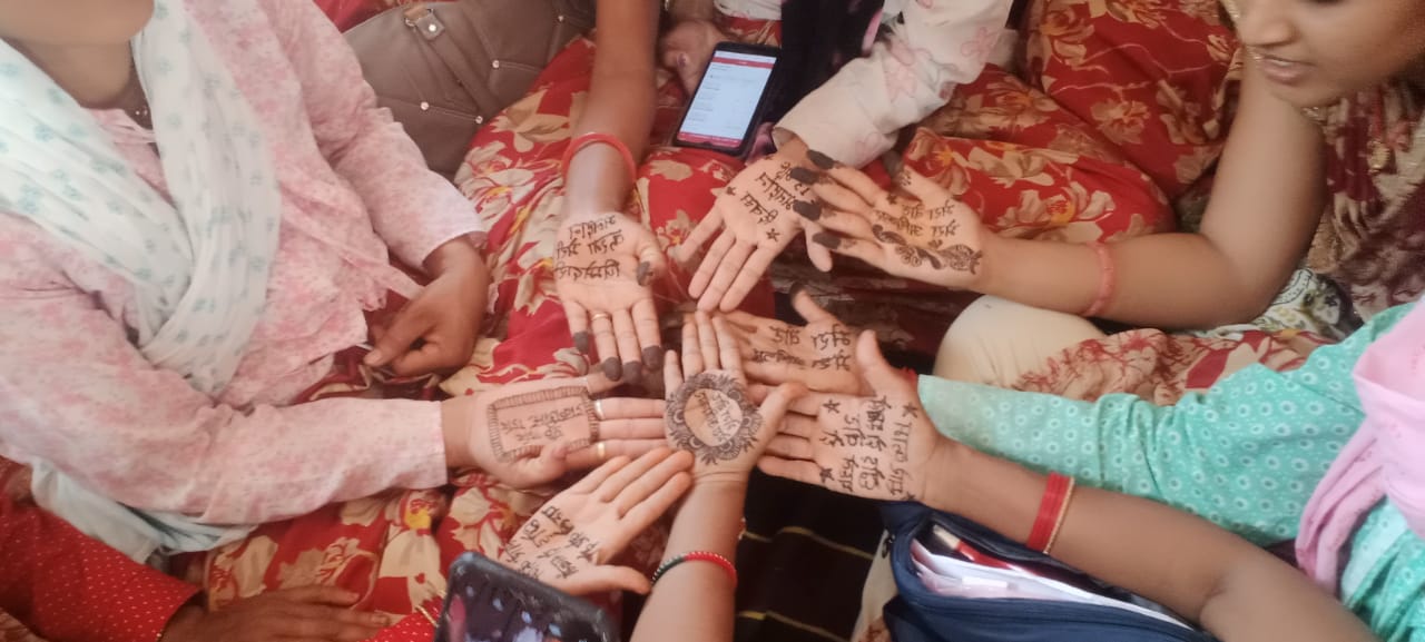 बड़वानी मेहंदी रचाकर महिलाओं ने दिया मतदान का संदेश