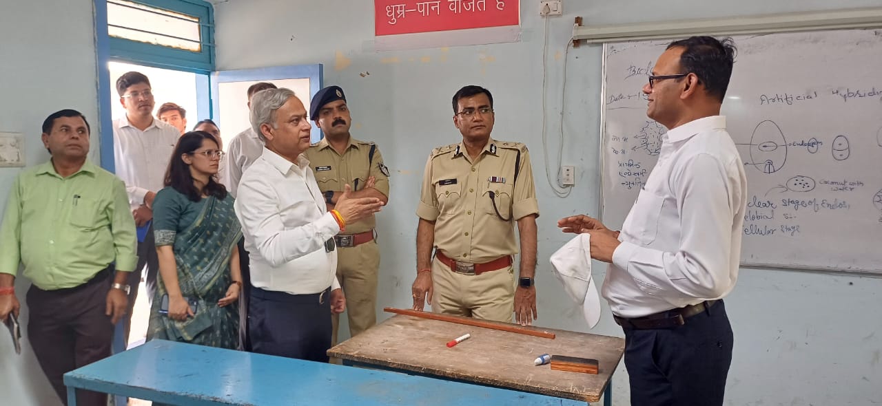 संभागायुक्त एवं इन्दौर ग्रामीण आईजी ने किया मतगणना स्थल व स्ट्रॉग रूम का निरीक्षण