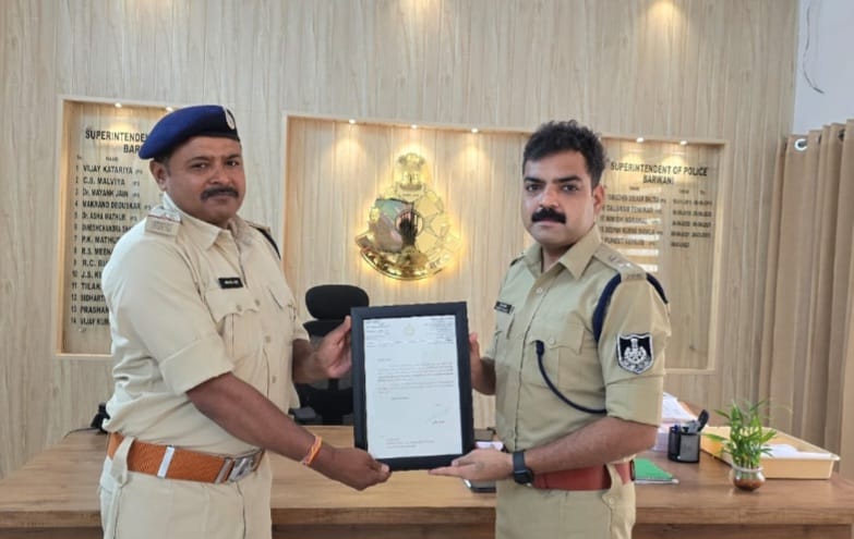 उत्कृष्ट विवेचना के लिए एस आई  सचिन ठाकुर  थाना पलसूद को ए एस पी पुनीत गहलोत ने किया सम्मानित