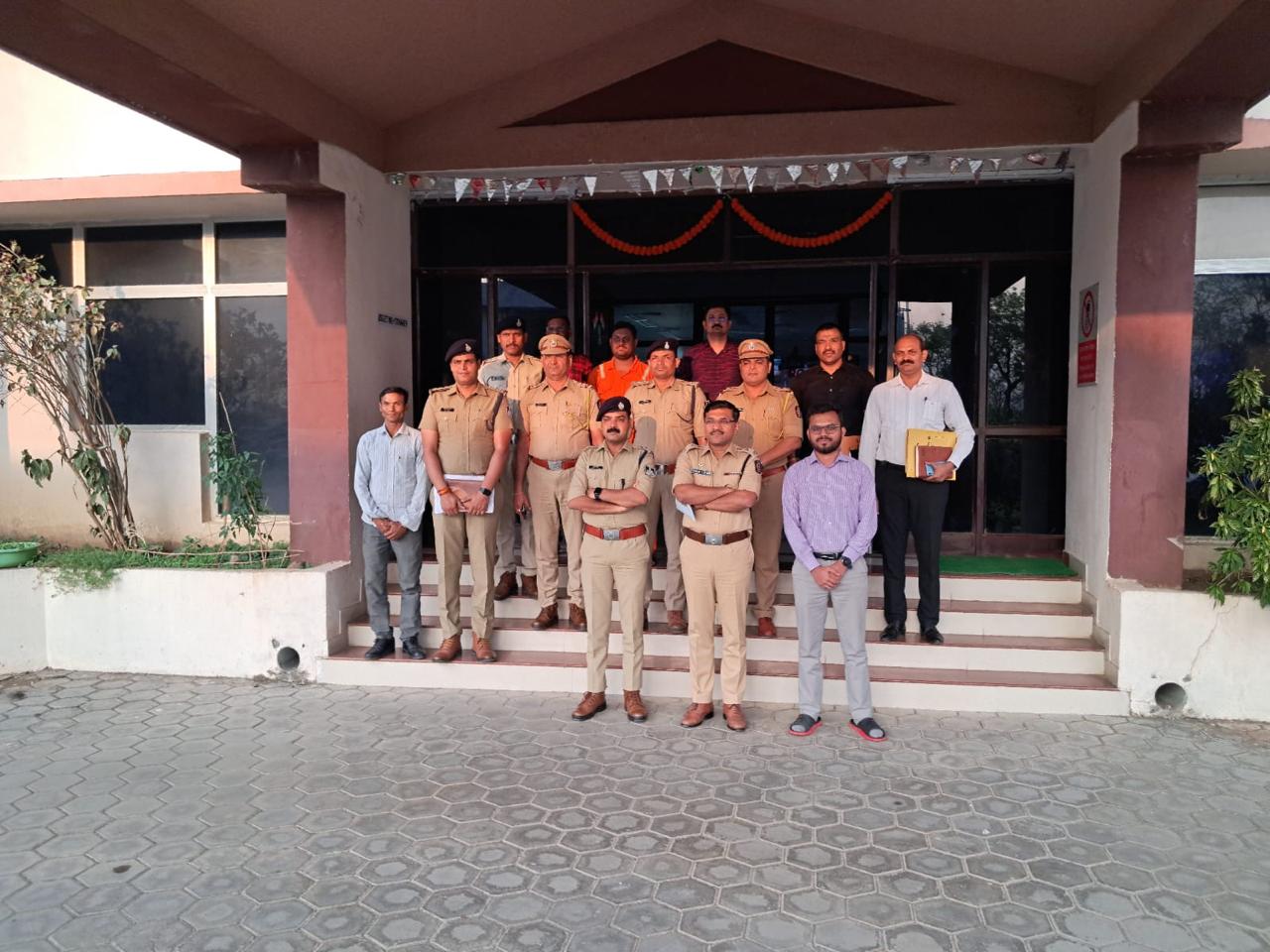 लोकसभा निर्वाचन को लेकर महाराष्ट्र पुलिस एव बड़वानी पुलिस की सयुंक्त बैठक सांगवी जिला धुलिया में सम्पन्न