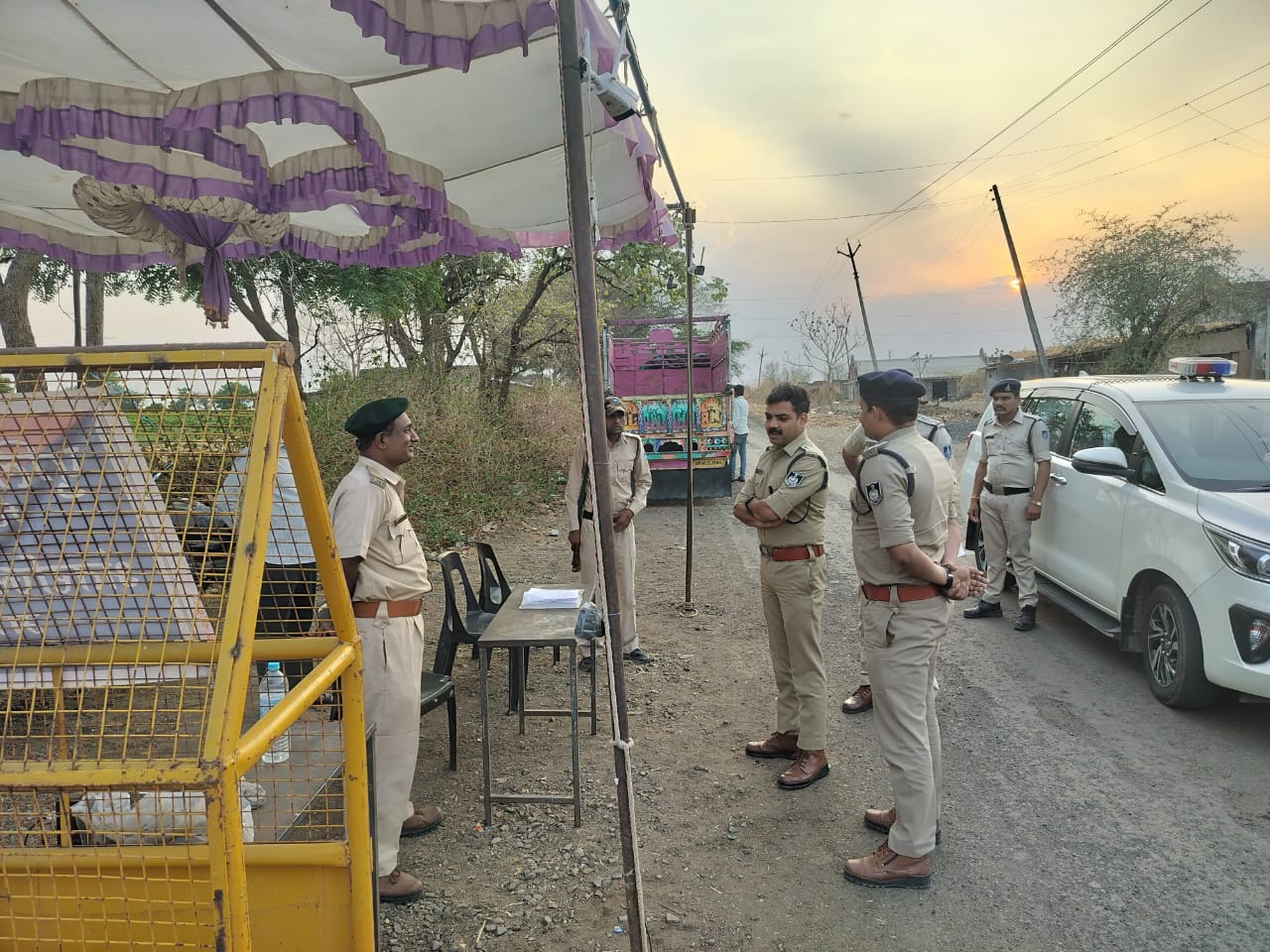 लोकसभा निर्वाचन के चलते पुलिस अधीक्षक पुनीत गहलोत ने अंतरराज्यीय चेक पोस्टो मालवन का किया निरीक्षण सतर्कता बरतने के दिये निर्देश