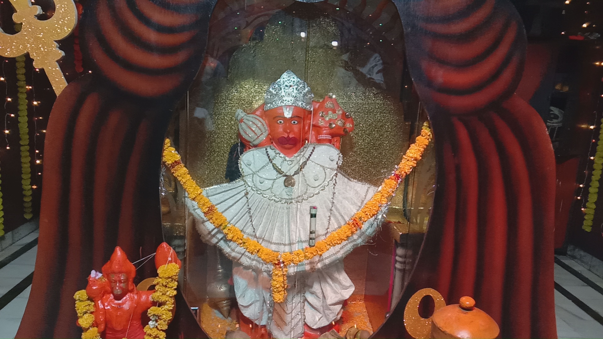 प्रचीन हनुमान मन्दिर हनुमान मोहल्ले अंजड़ में महा आरती के बाद भंडारे का आयोजन किया गया हजारो भक्तो ने प्रसादी ग्रहण की