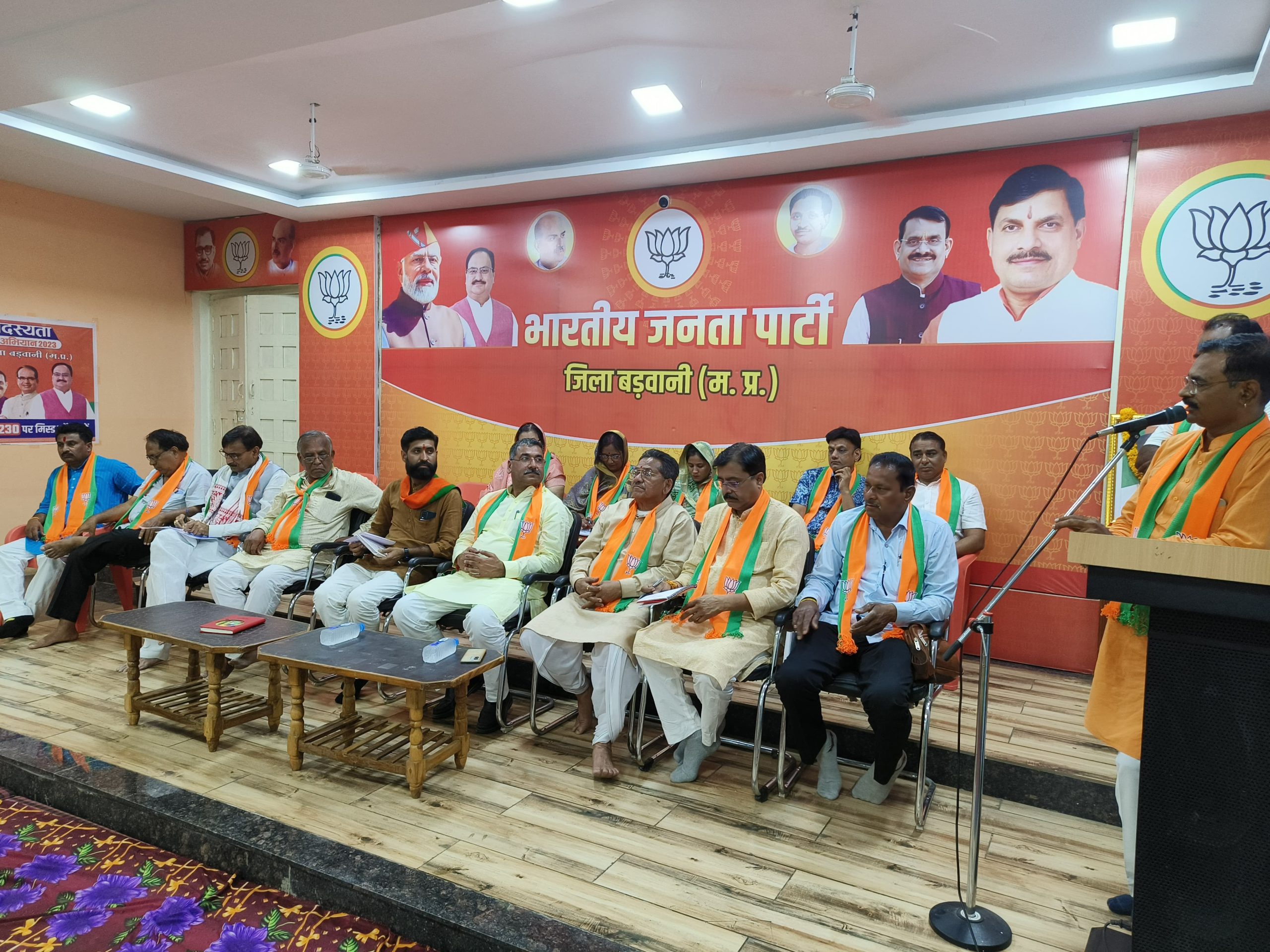 बड़वानी:- भारतीय जनता पार्टी के प्रदेश संगठन महामंत्री हितानन्द शर्मा ने बूथ समिति एव शक्ती केंद्रों के  मण्डल स्तरीय कार्यकताओ की बैठक में दिए जीत  के मंत्र