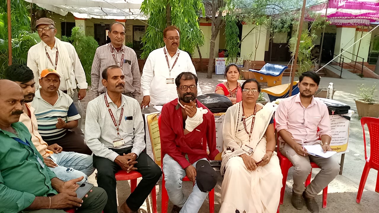 अंजड़ में दो दिन पूर्व अपने हाथ का ऑपरेशन कराने वाले संजय गांठे ने किया मतदान  सभी देशवासियों से मतदान करने की प्रेरणा दी