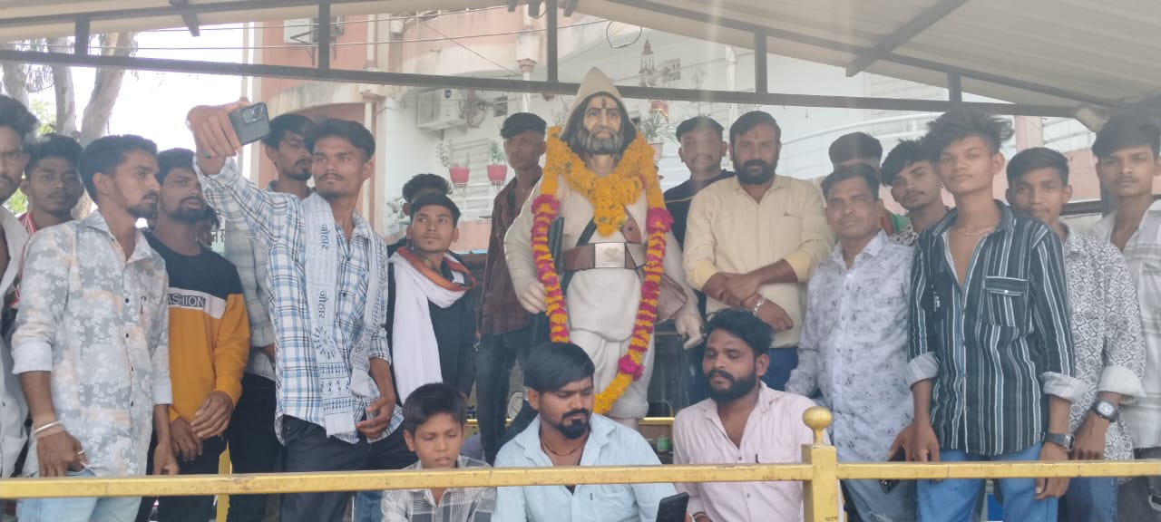 जय आदिवासी युवा शक्ति (जयस) संगठन के 11वां जयस स्थापना दिवस प्रतिवर्ष अनुसार जिला स्तर पर स्थानीय टंट्या भील चौराहे अलीराजपुर में  धूमधाम से मनाया