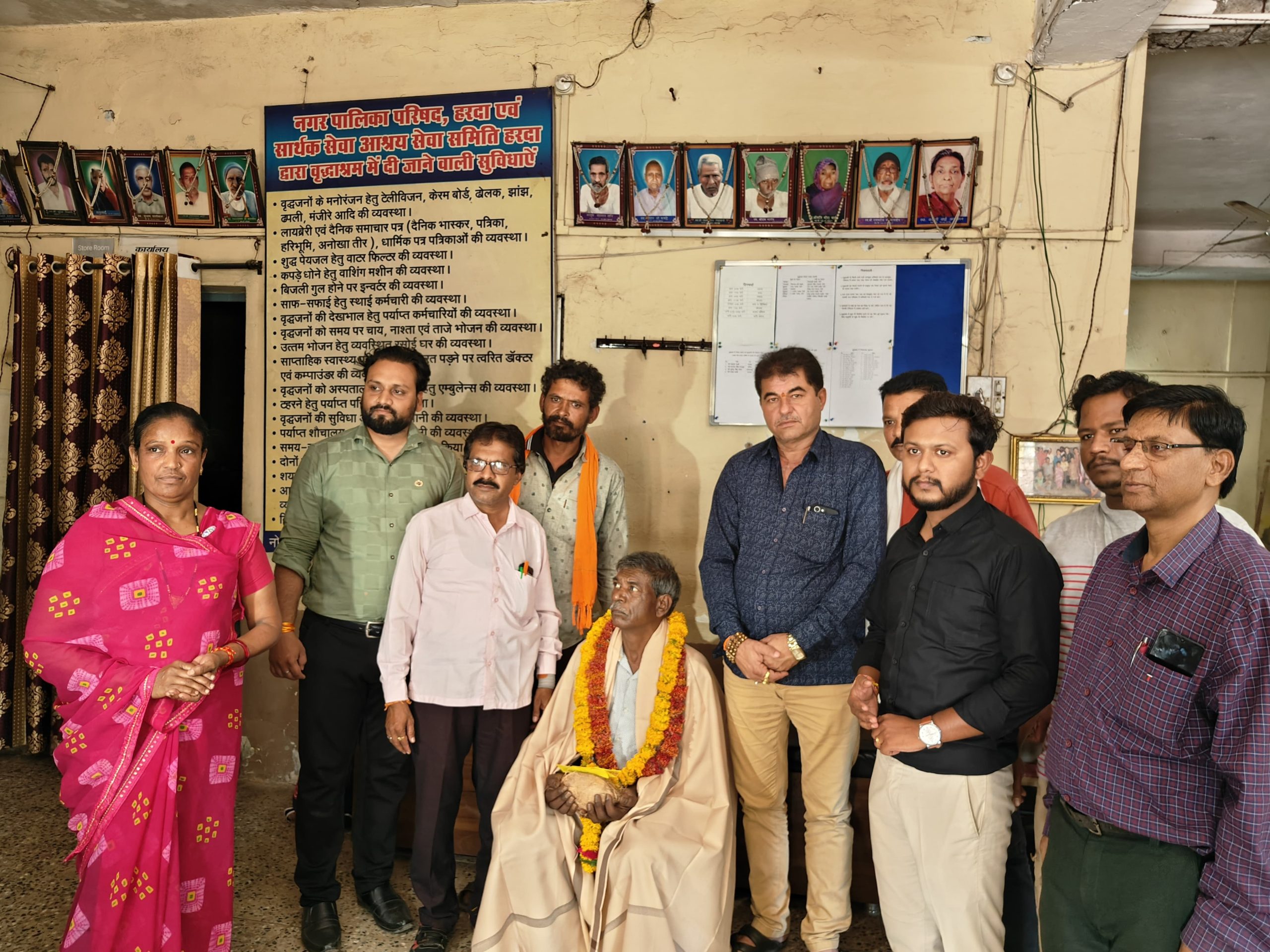 हरदा पुलगांव के बुजुर्ग निरंजन राव खडसे उम्र 60 वर्ष वर्धा के बजाय हरदा ट्रेन से उतर गए कमजोर याददाश्त के कारण भटक गए सार्थक सेवा आश्रय समिति के संचालक गणों ने वृद्धआश्रम में रखकर करी सेवा  परिजनों से मिलवाया