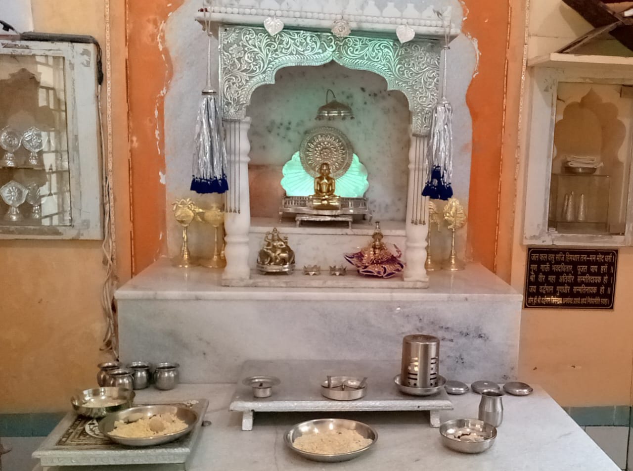 अंजड़  एम एन जिनिग फेक्ट्री स्थित  जेन चेतालय में पूर्व के पुजारी दीपक द्वारा  चोरी की घटना को दिया अंजाम लगभग  3 लाख रुपये के माल पर किया हाथ साफ