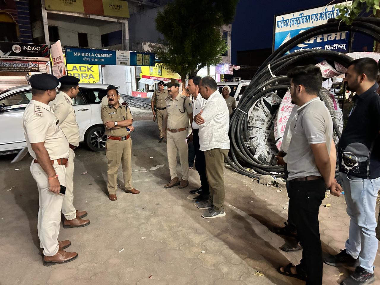 कुक्षी पुलिस अधीक्षक मनोज कुमार सिंह ने  डही ओर सिंघाना में हुई लूट की घटना स्थल को देखा कई थाना  क्षेत्र का दौरा किया दिए फील्ड में रहने के निर्देश