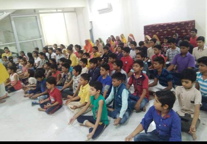 अंजड:- अखिल विश्व गायत्री परिवार शांतिकुंज के मार्गदर्शन एवं गायत्री शक्ति पीठ के द्वारा 23 मई बुद्ध पुर्णिमा से 31 मई तक कक्षा 5 से 8 वी तक के बालक बालिकाओं के लिए 9 दिवसीय बाल संस्कार शाला शिविर का आयोजन स्थानीय गायत्री शक्ति पीठ अंजड़ में किया जारहा है