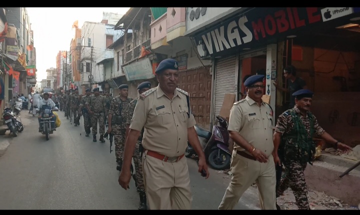 सी0आर0पी0एफ0 फोर्स के साथ अंजड़ पुलिस ने शहर के प्रमुख मार्गों से निकाला पैदल मार्च-