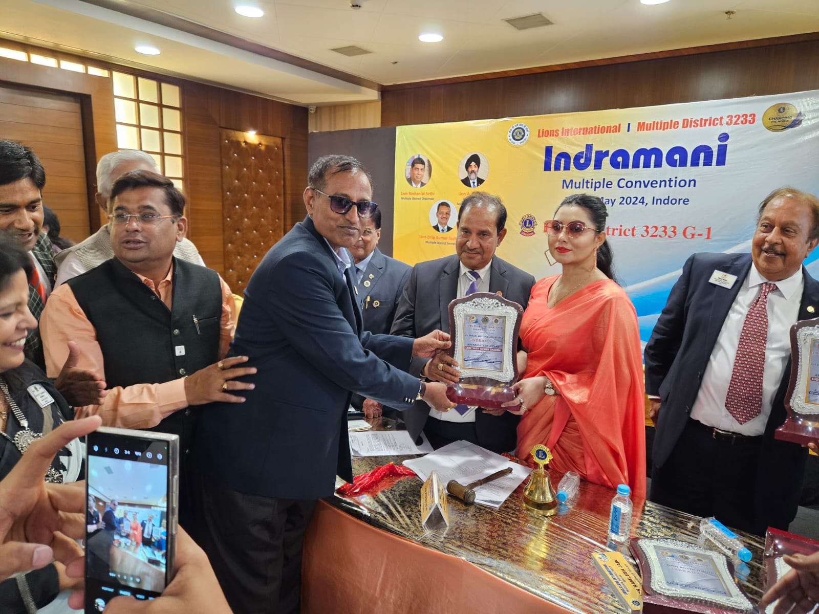 बड़वानी लायन महेश शर्मा को मल्टिपल का श्रेष्ठ लायन अवार्ड से इंदोर में समान्नित किया गया