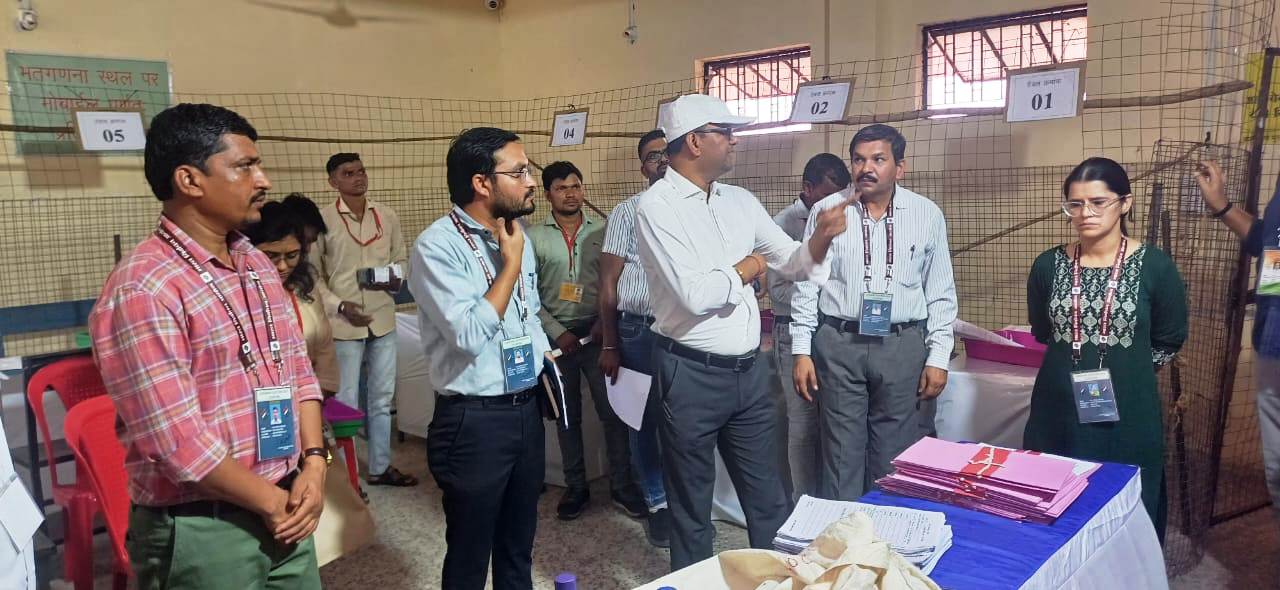 बड़वानी  मतगणना कक्ष पर रखी जायेगी कैमरों से नजर कलेक्टर ने किया निरीक्षण दिए निर्देश
