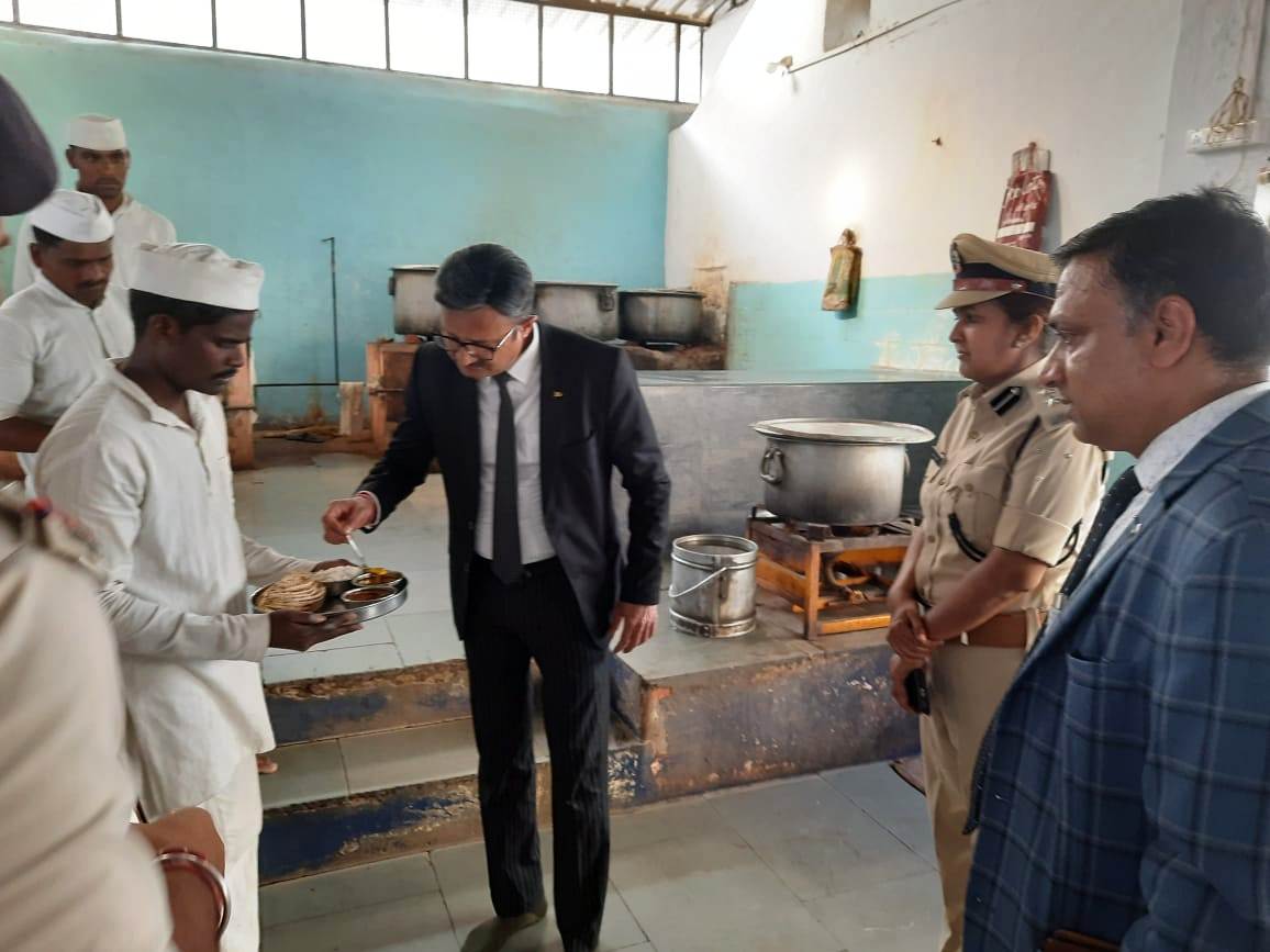 बड़वानी प्रधान जिला एवं सत्र न्यायाधीश श्री आनंद कुमार तिवारी द्वारा किया गया केंद्रीय जेल का निरीक्षण केदियो के भोजन की गुणवत्ता को स्वयं ने खाकर देखा