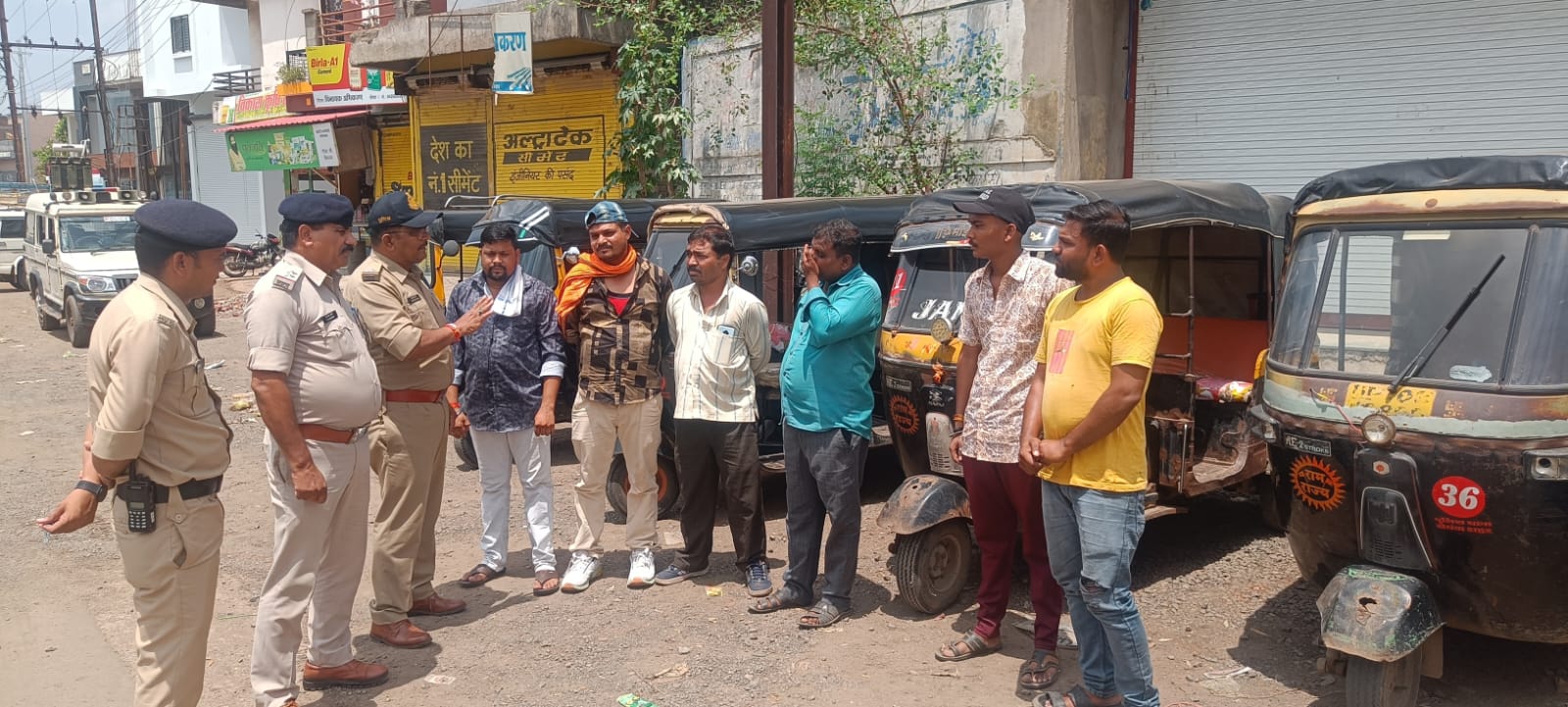 पुलिस थाना सेंधवा शहर द्वारा शहर के ऑटो चालकों की मीटिंग लेकर दी समझाइश