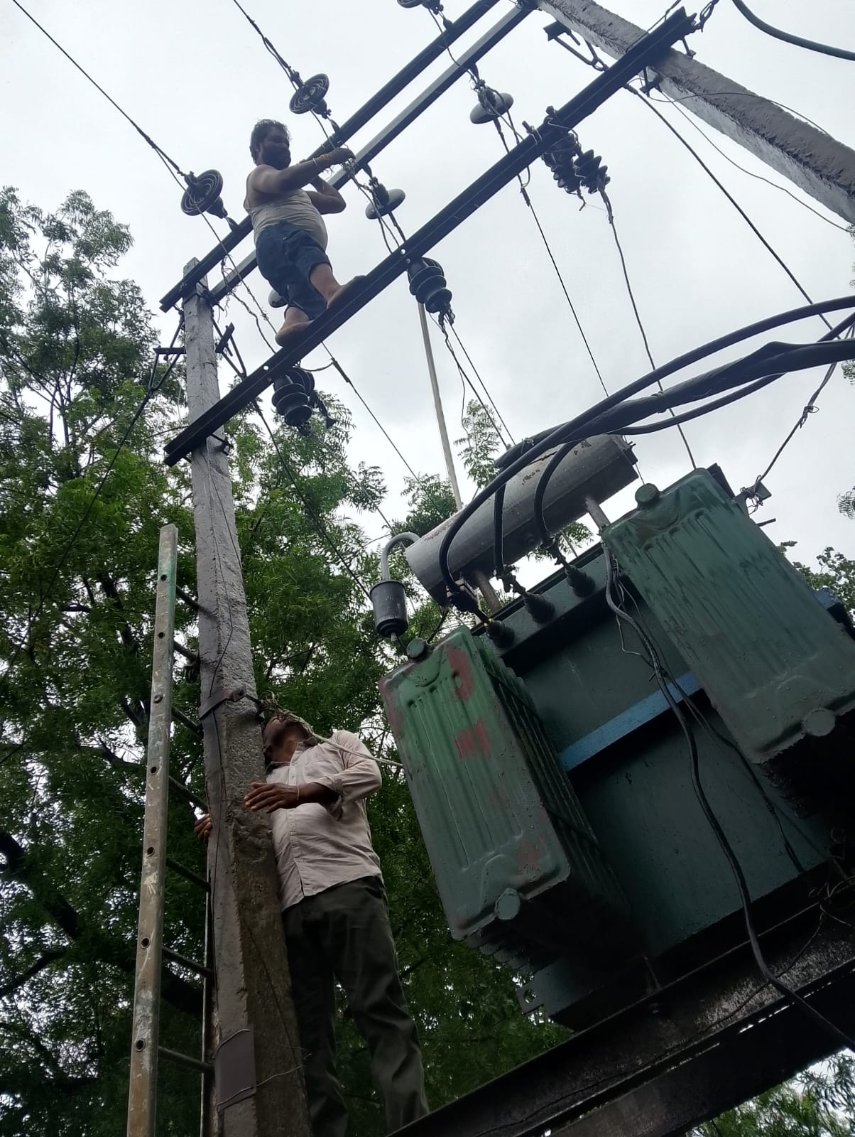 अंजड़ बीती रात तेज आंधी हवा से  फिल्टर प्लांट की विद्युत लाइन के तार टूटे जोड़ने का कार्य शुरू जल वितरण में होगी देरी