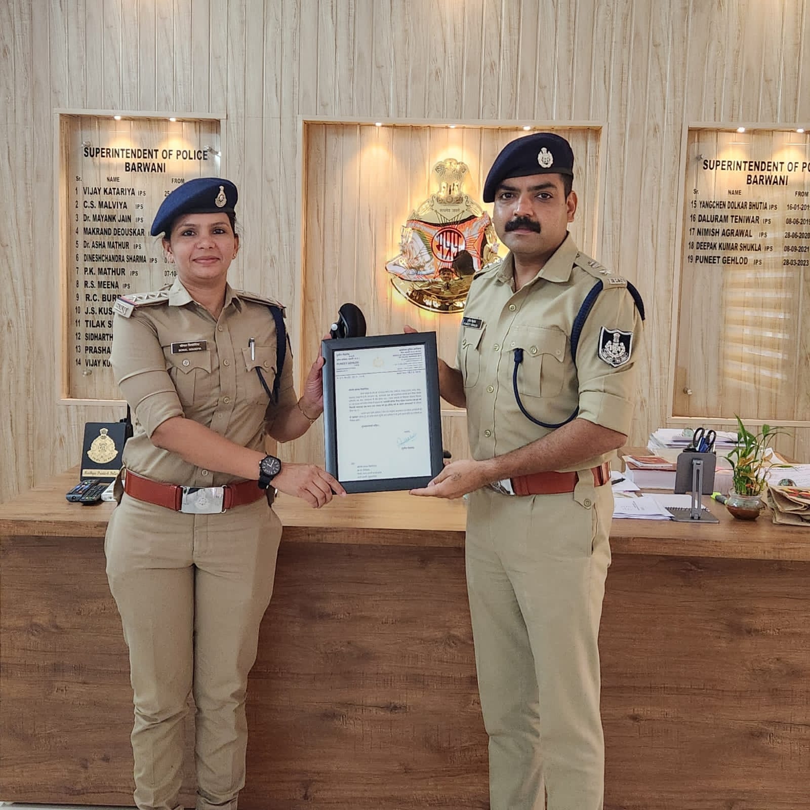 बड़वानी उत्कृष्ट विवेचना के लिए एस पी पुनीत गहलोत ने टी आई  सोनल सिसोदिया जुलवानिया को किया सम्मानित