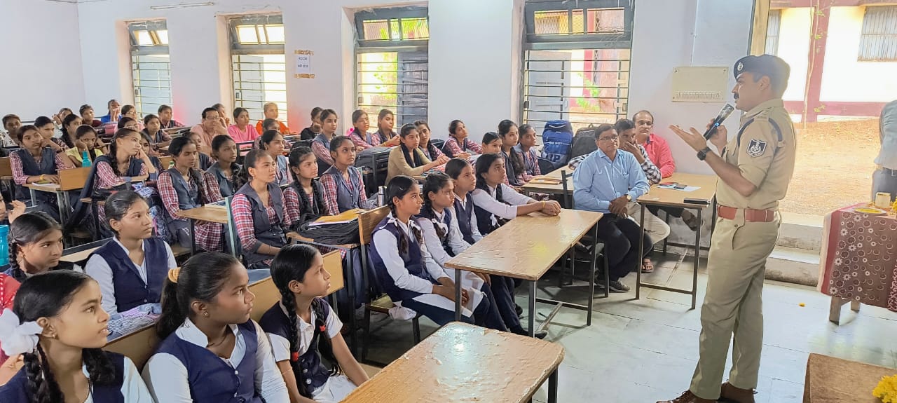 बड़वानी स्कूल चले हम अभियान में पुलिस अधीक्षक पुनीत गहलोत ने शासकीय कन्या उमावि बड़वानी में बच्चो को  दिया मार्गदर्शन बताये सफलता के सूत्र सफलता किसी की मोहताज नही होती