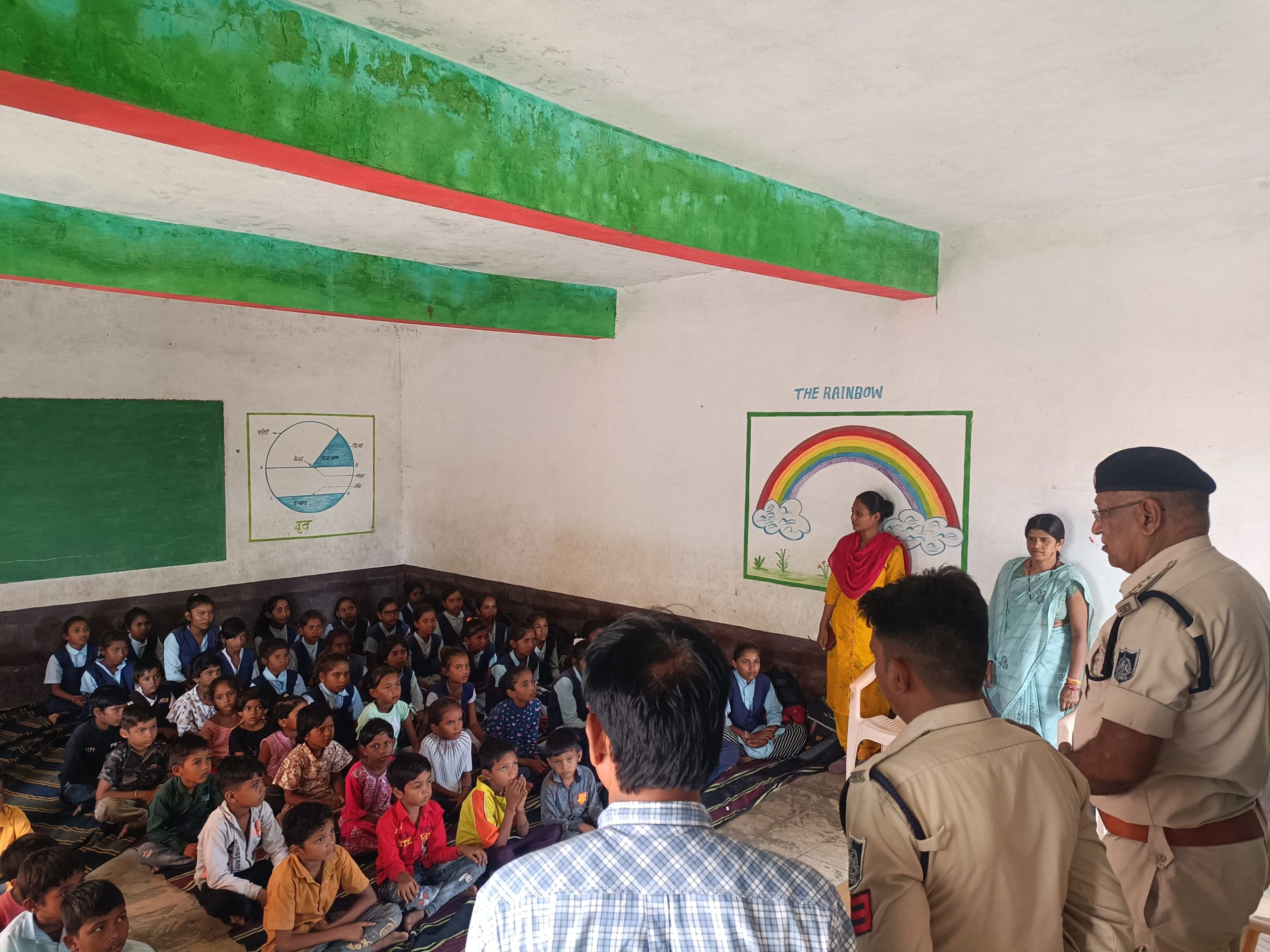 अंजड़ शैक्षणिक जागरूकता , बाल अधिकारो से अवगत कराने एवं प्रोत्‍साहित करने के लिए थाना प्रभारी अंजड  गिरवरसिंह जलोदिया ने प्राथमिक विद्यालय राजीव गांधी नगर भमोरी में बच्चों को दिया सन्देश