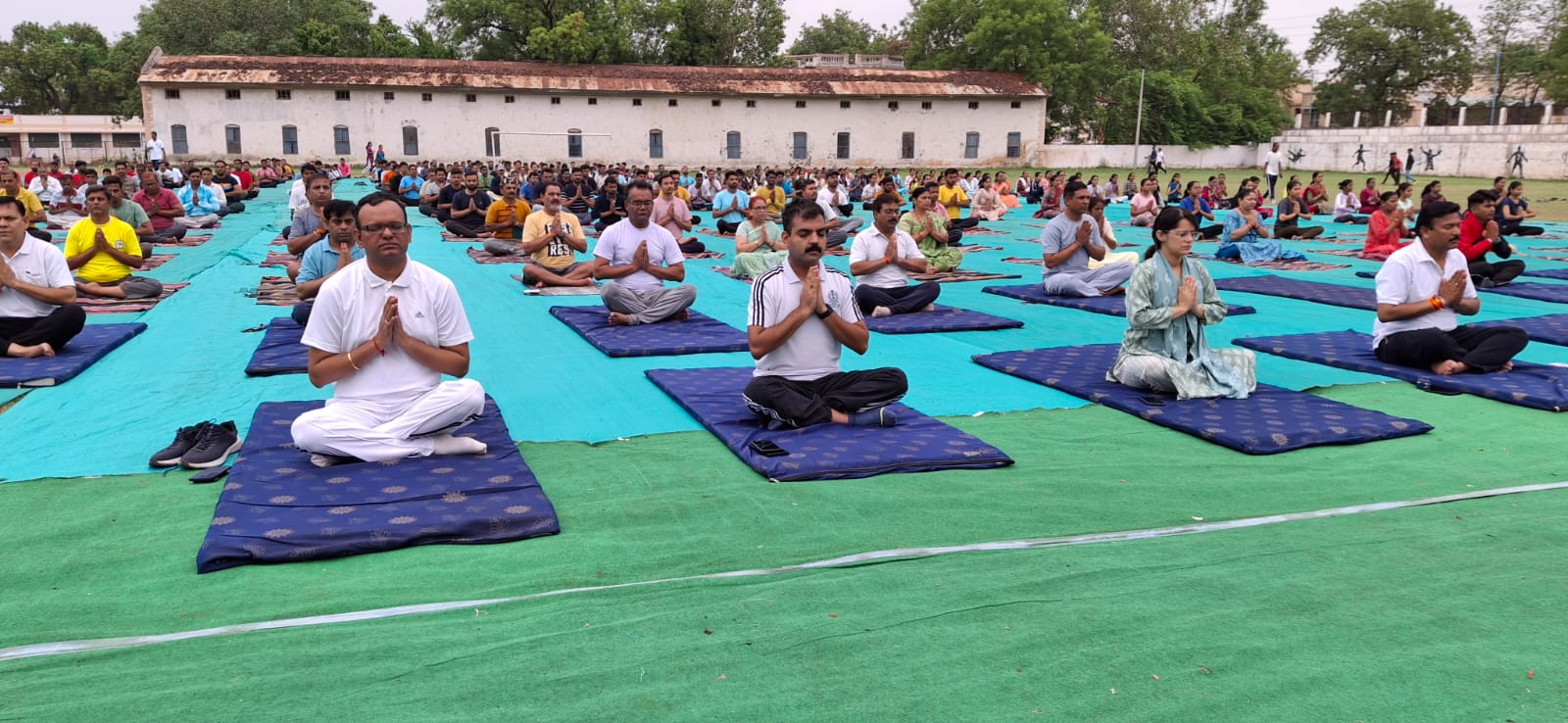 अंतराष्ट्रीय योग दिवस के उपलक्ष्य में कलेक्टर बड़वानी एवं पुलिस अधीक्षक कर्मचारियों ने नर्मदा विहार पुलिस लाईन  बड़वानी में किया गया योगाभ्यास