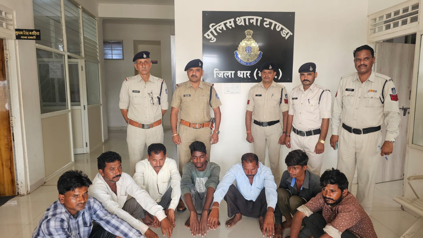 टांडा पुलिस द्वारा सोशल मीडिया पर वायरल (महिला से मारपीट) विडियो के सभी 07 आरोपियो को किया गिरफ्तार  धार पुलिस की प्रथमिकता महिलाओं का सम्मान एव सुरक्षा