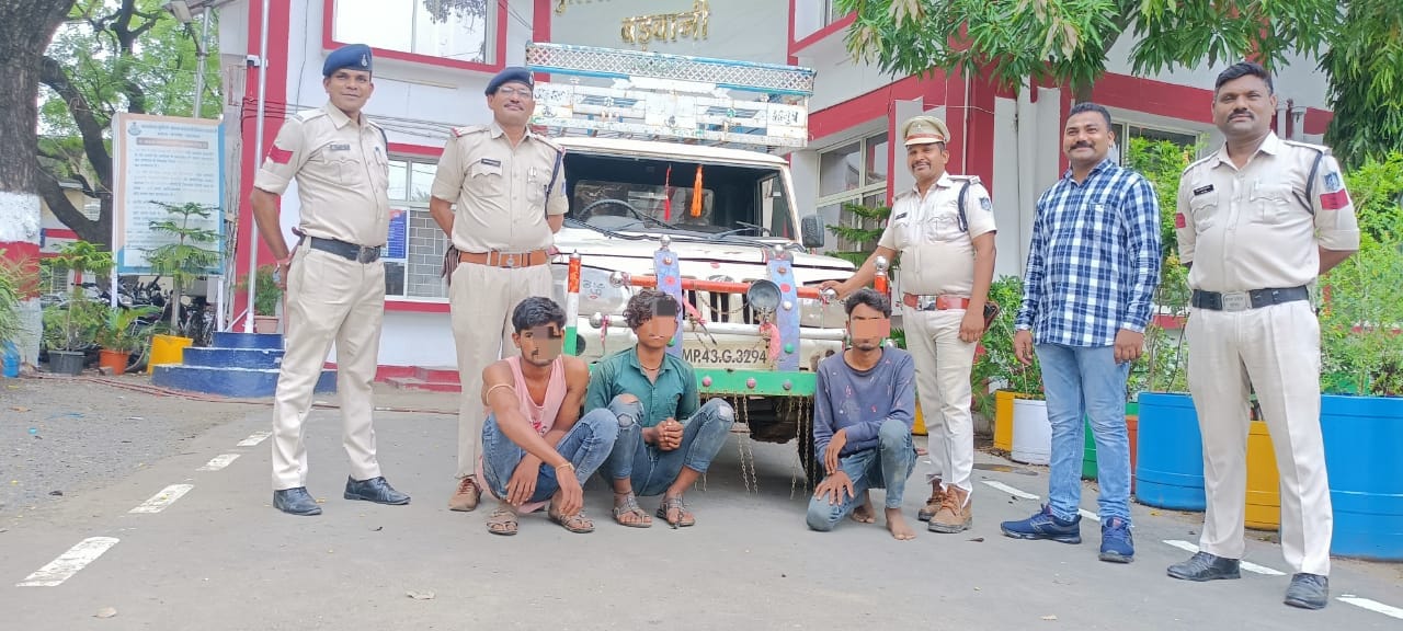 बड़वानी कोतवाली की  बड़ी कार्यवाही गोवंश परिवहन करते पिकअप जप्त, 12 गोवंश कराये मुक्त, 03आरोपी गिरफ्तार