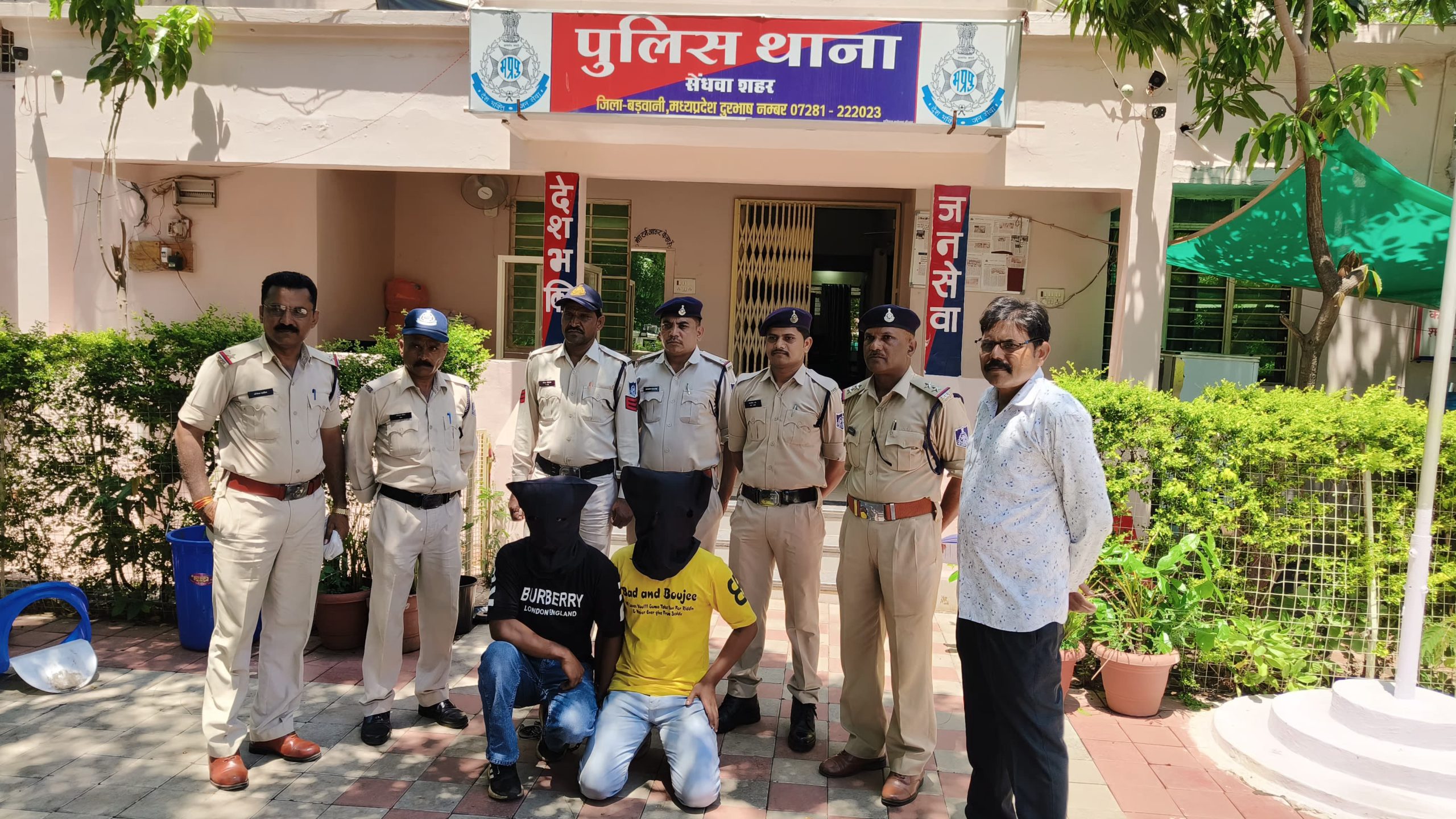 ऑपरेशन प्रहार के तहत सेंधवा शहर पुलिस द्वारा दिल्ली के अंतर्राज्यीय 02 आर्म्स तस्करों शुभम कुमार एव मोहमद साहिल को किया गिरफ्तार 4 पिस्टल जप्त