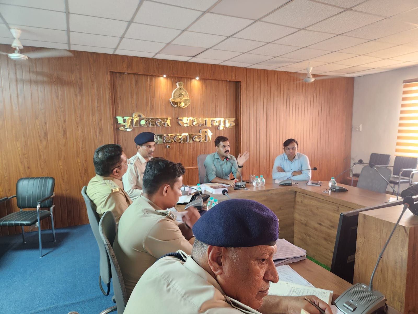 बड़वानी देश की आपराधिक न्याय प्रणाली में जरूरी बदलाव के मद्देनजर 01 जुलाई 2024 से लागू होने वाले नवीन कानून को दृष्टिगत रखते हुए  एस पी बड़वानी  ने ली मीटिंग