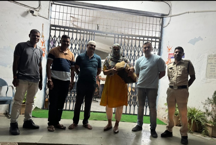 नालछा एसडी.ओ.पी ने महिला मित्र बनकर व टी.आई ने  मुस्लिम वेश भूषा धारण कर लूट आरोपियों को जाल में फंसाकर पकड़ा।