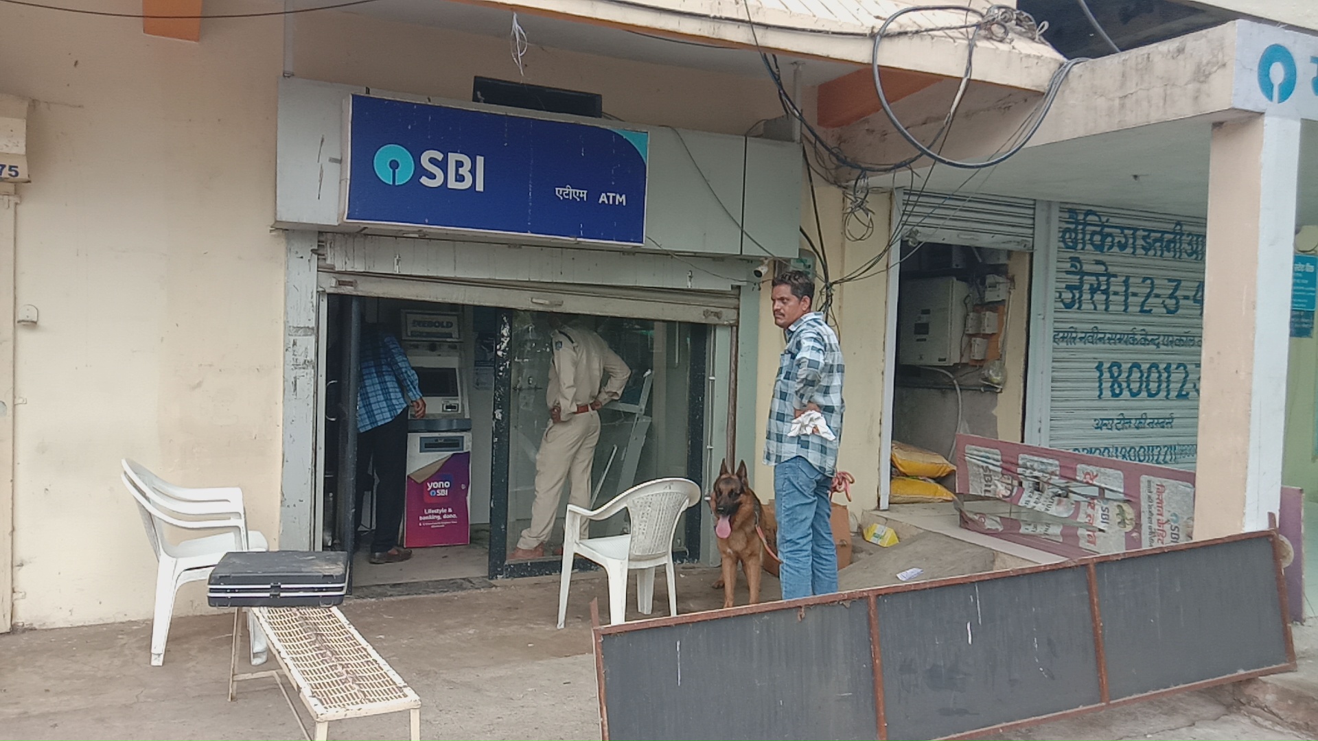 अंजड़ के समीप ग्राम बोरलाय में चोरों ने बीती रात एटीएम को तोड़कर केश पर किया हाथ साफ