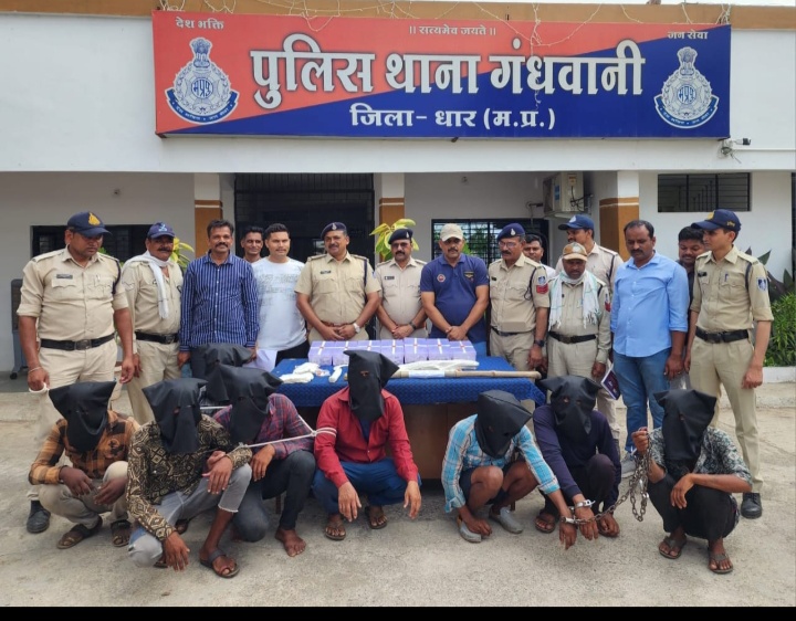 थाना गंधवानी में सिंघाना रोड़ स्थित Indian Oil पेट्रोल पम्प पर डकैती की योजना बनाते 08 सशस्त्र आदतन इनामी बदमाशो (कुख्यात धामाखेडी डकैती गैंग) को गिरफ्तार करने में महत्वपूर्ण सफलता हासिल की