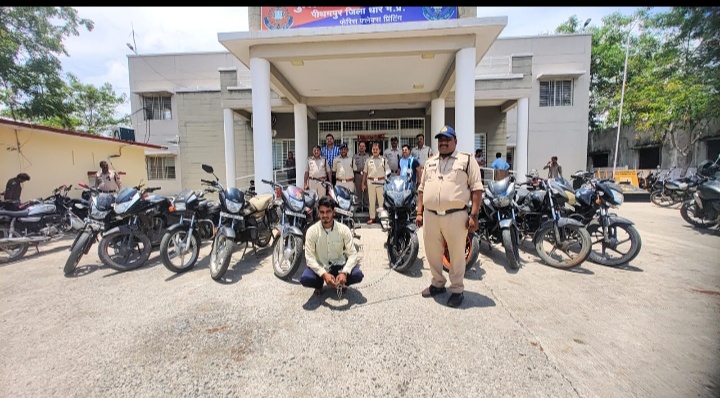 थाना पीथमपुर सेक्टर-01 पुलिस द्वारा मोटर सायकल चोरी करने वाले गिरोह का पर्दाफाश कर 01 आरोपी से कुल 11 महंगी चोरी की मोटर सायकल कीमती 8,00,000/- रुपये की जप्त करने में महत्वपूर्ण सफलता हासिल की।