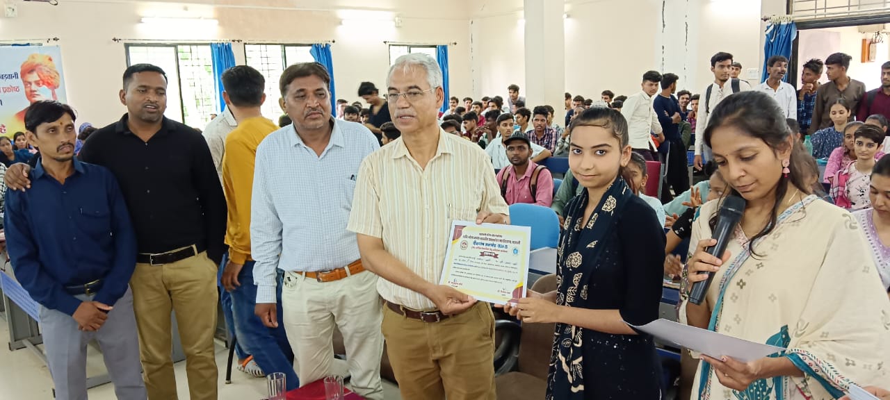 बड़वानी कॉलेज ऑफ एक्सीलेंस शहीद भीमा नायक शासकीय स्नातकोत्तर महाविद्यालय, बड़वानी में दीक्षारंभ समारोह सम्पन्न समारोह में विद्यार्थियो को  बाटे प्रमाण पत्र