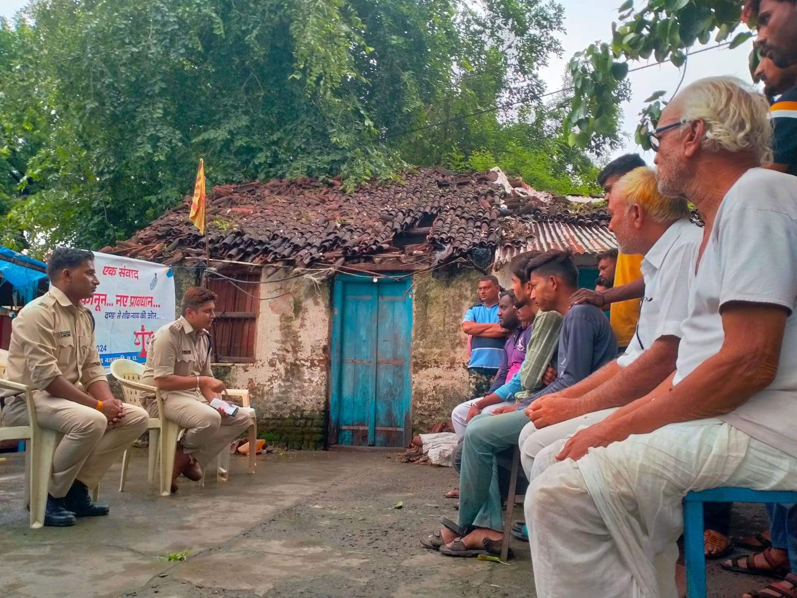 थाना खेतिया पुलिस द्वारा ग्राम निसरपुर में पुलिस चौपाल का आयोजन ग्रामीण जन को नवीन कानून प्रावधानों के संबंध में जन संवाद कर किया जागरूक