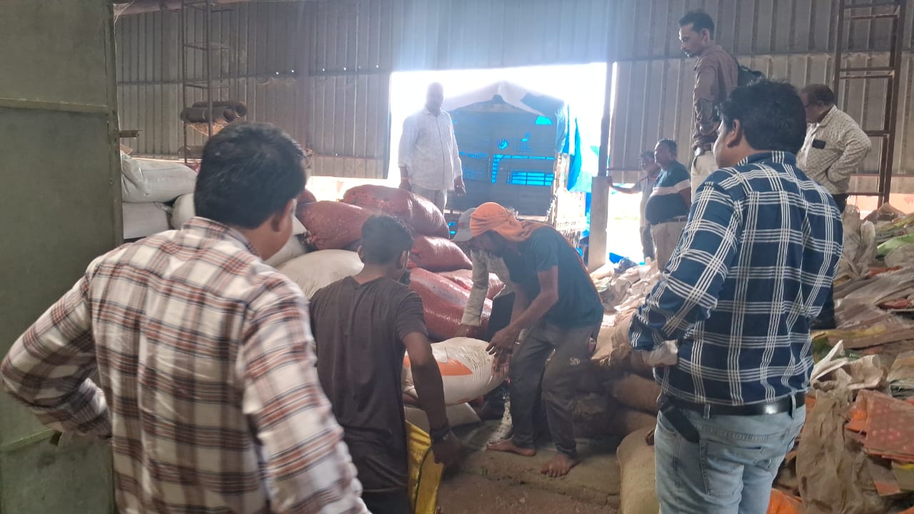 बड़वानी व्यापारी अरुण मालवीय के गोदाम से  फोर्टिफाइड चावल पकडा अवैध भंडारित  पीडीएस चावल को किया जप्त  वेयर हाउस के सुपूर्त किया