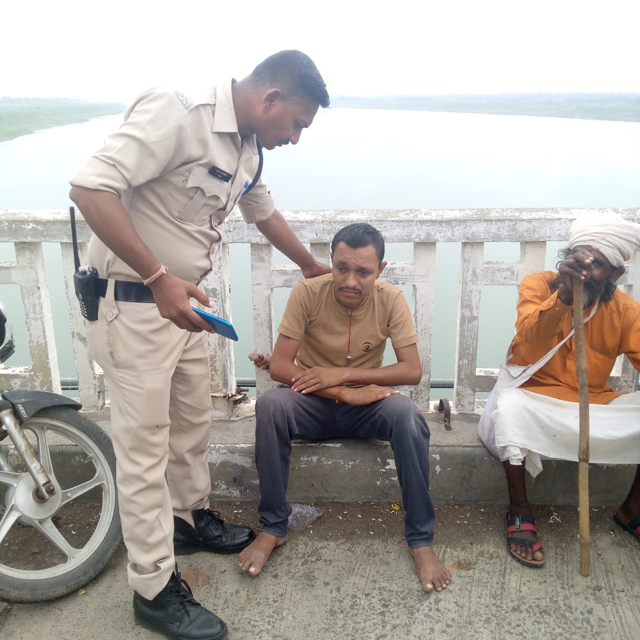 बड़वानी नर्मदा नदी कसरावद पुल पर आत्महत्या करने गये युवक को बडवानी पुलिस डायल 100 ने बचाया,  युवक राहुल किया परिजनों के सुपुर्द