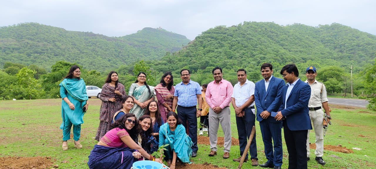 बड़वानी बावनगजा पहाडी पर  जिला एव सत्र   न्यायाधीश महेंद्र कुमार जैन  द्वारा किया गया पौधारोपण