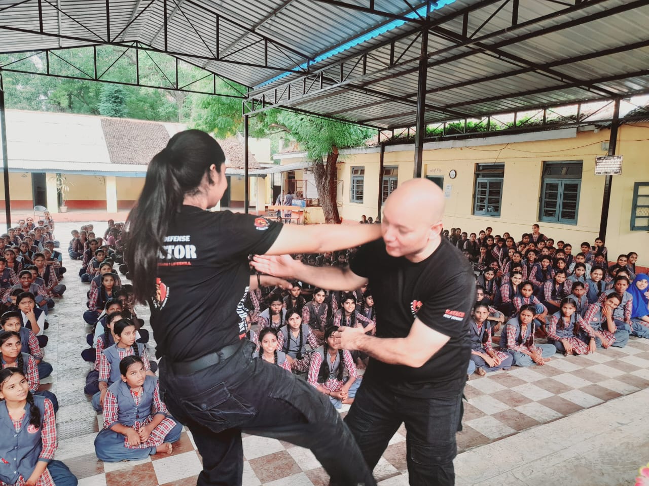 बड़वानी कन्या उ मा वी में दी ट्रेनिग बालिकाएं एवं महिलाएं किसी भी परिस्थिति में घबराएं एवं डरे नही बल्कि परिस्थिति का डटकर सामना करे  इसके लिए आवश्यक है कि वे अपने अंदर आत्मविश्वास की कमी नही होने दे आत्मविश्वास एवं आत्मरक्षा के द्वारा परिस्थिति कैसी भी हो उससे लड़ा जा सकता है