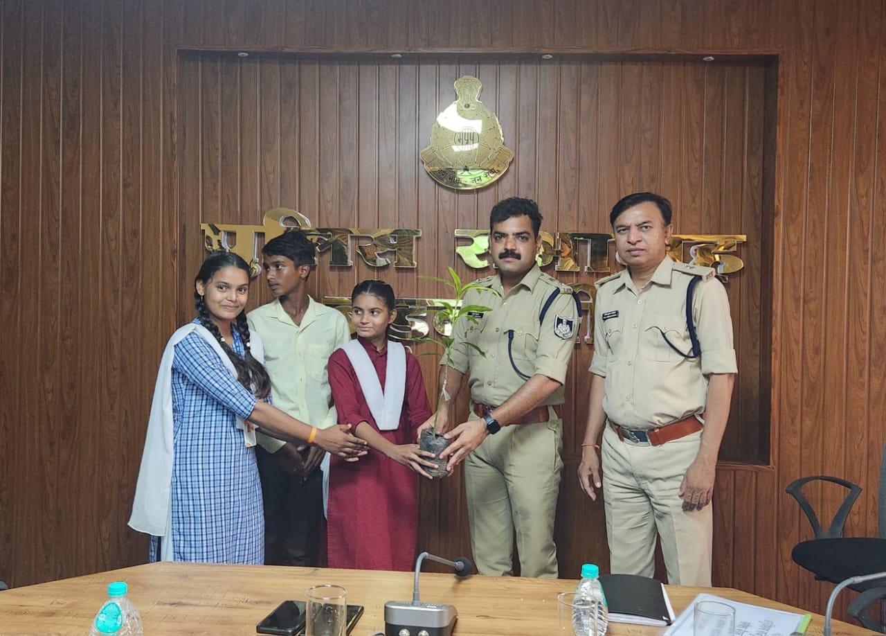 पुलिस अधीक्षक बड़वानी ने ग्रामीण क्षेत्र के होनहार बच्चों से की मुलाकात बच्चों को दिया मार्गदर्शन आगे कैसे बड़े