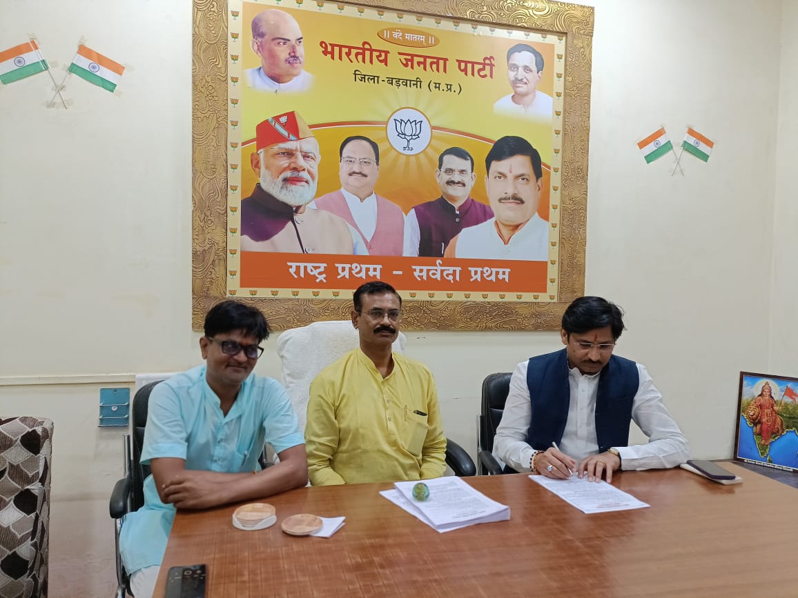 बड़वानी भाजपा विकास और विरासत के साथ है वही कांग्रेस सनातन और राष्ट्रविरोधीयो के साथ है सांसद में विपक्ष के नेता के रूप में राहुल गांधी द्वारा हिंदुओ को हिंसा फैलाने वाला शर्मनाक बयान देकर देश को तोड़ने का कुत्सिक प्रयास किया कांग्रेस की सनातन विरोधी