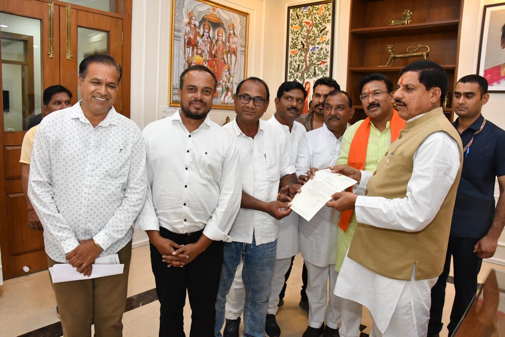 अंजड़ सरदार सरोवर  डूब प्रभावितो का दल सांसद गजेंद्र सिंह पटेल के नेतृत्व में  मुख्यमंत्री  डा मोहन यादव से मिला सोपा ज्ञापन  शिघ्र ही समस्या निराकरण का दिया भरोसा