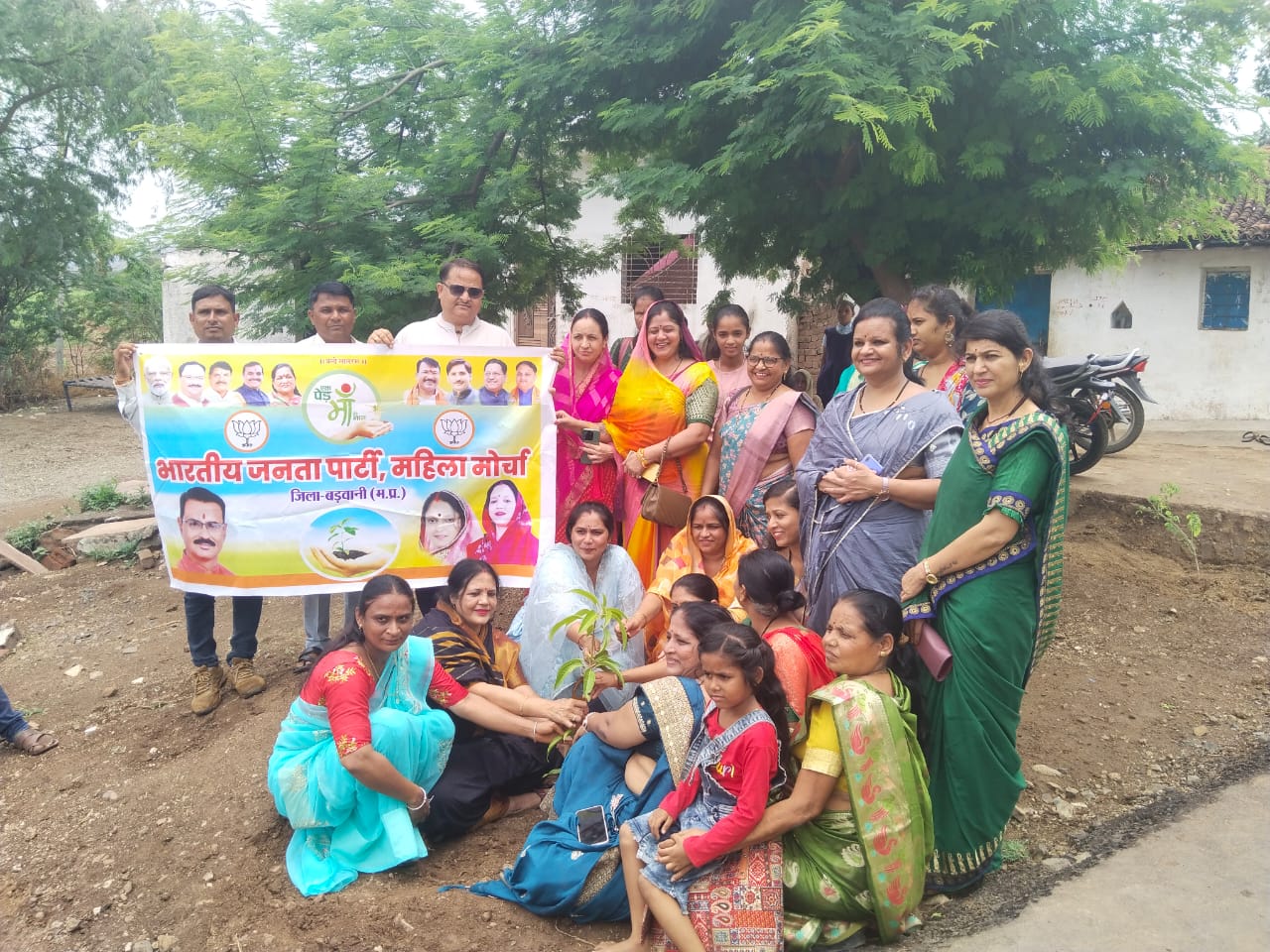 बड़वानी:- एक पौधा माँ के नाम अभियान के तहत भारतीय जनता पार्टी महिला मोर्चा द्वारा बड़वानी जिले के ग्राम आमलिया में 500 पौधों का रोपण किया गया।