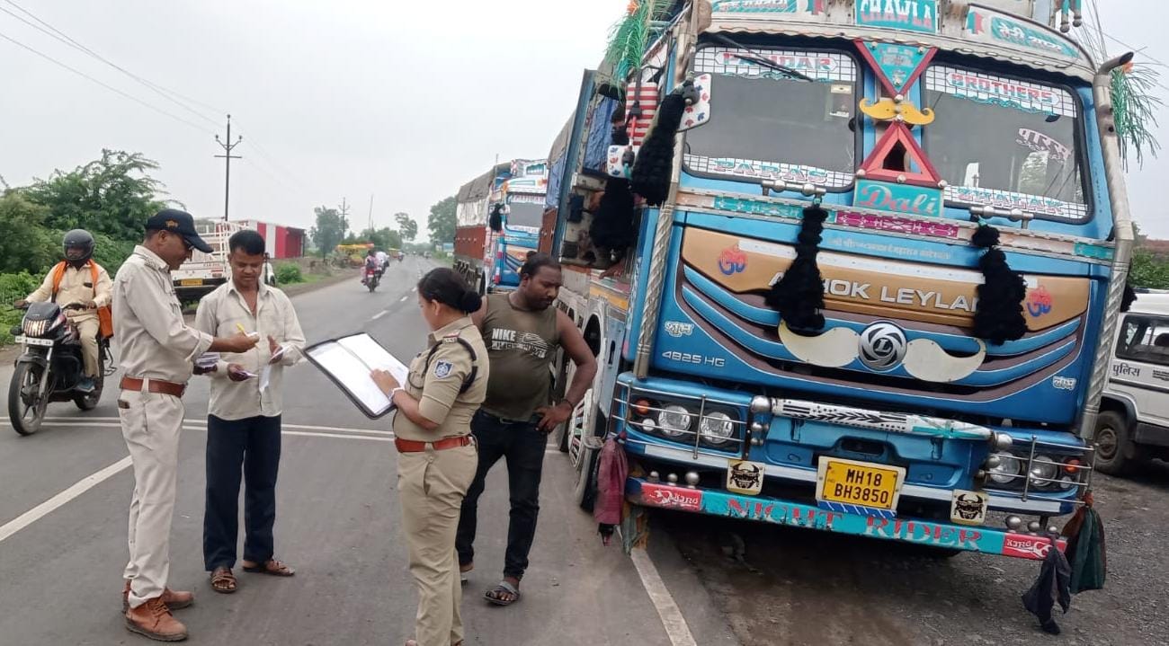 बड़वानी यातायात पुलिस द्वारा सड़क दुर्घटनाओं में कमी लाने हेतु  चालानी कार्यवाही  की गई