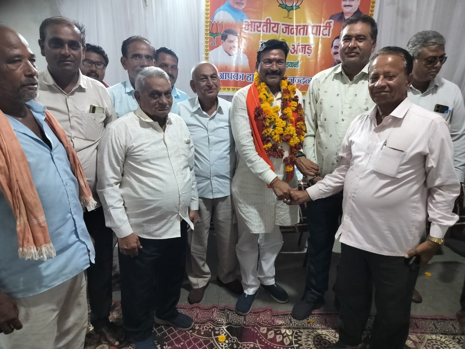 अंजड:- भाजपा मंडल  की आवश्यक बैठक मंगलवार को धनगर धर्मशाला  में आयोजित कीगई जिसमे लोकसभा सांसद गजेंद्र पटेल ने कार्यकर्ताओं और  मतदाताओं का आभार माना